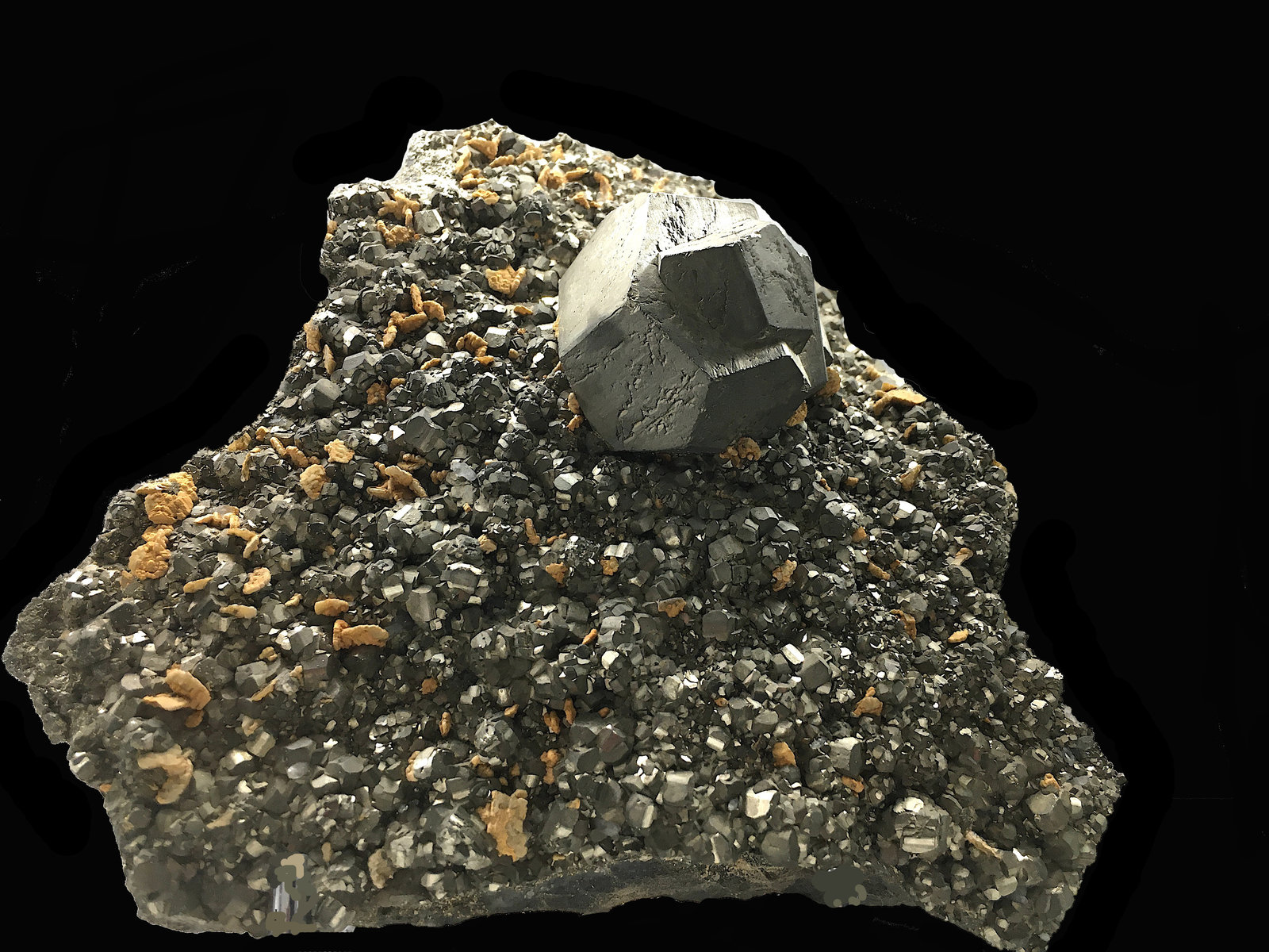 Pyrite
Specimen size: 14 x 14 x 14 cm / main crystal size: 5 cm
(Autor: Jean Suffert)