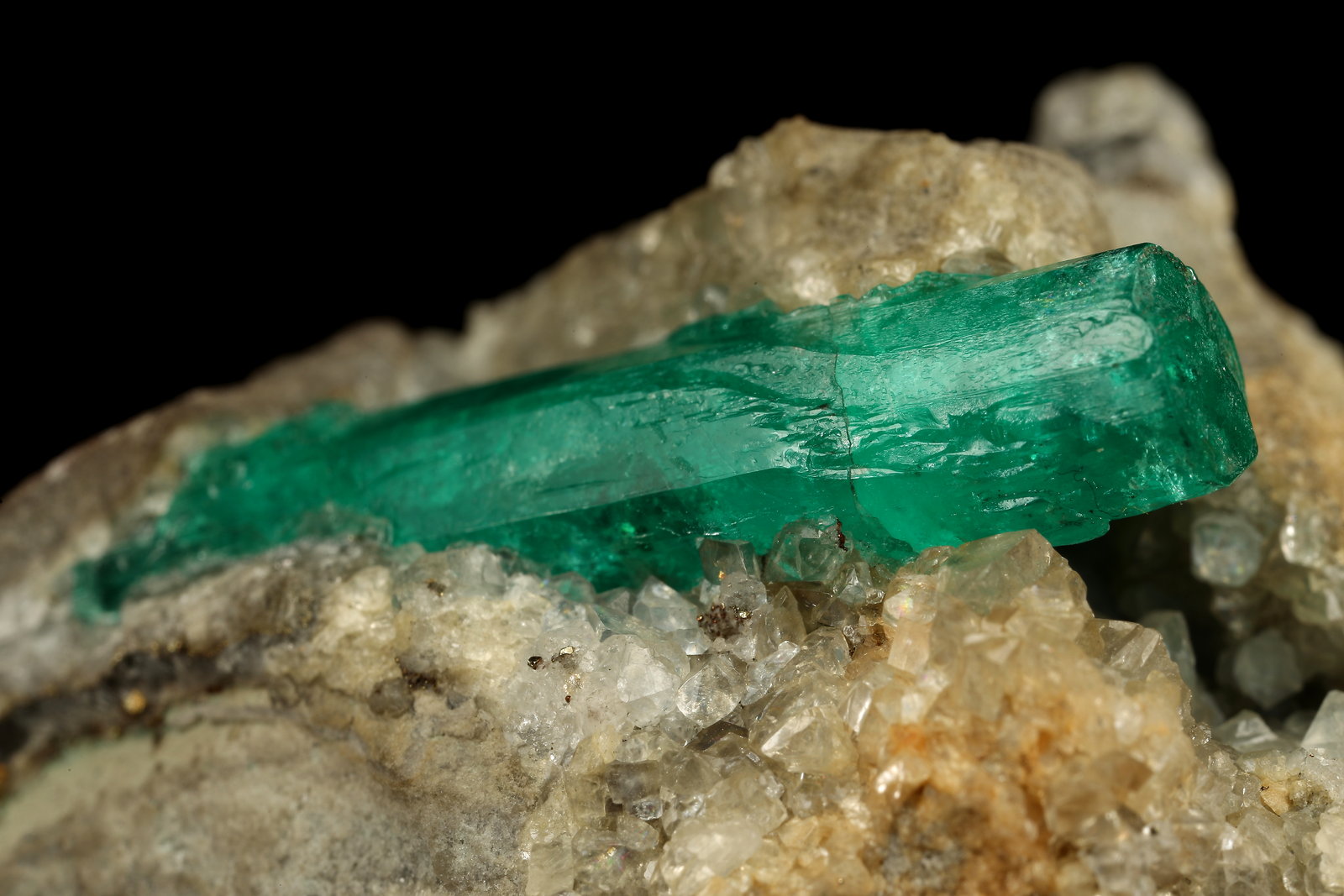 Beryl (variety emerald), Calcite, Pyrite
56x63x43mm, xl=30x7mm
(Autor: Fiebre Verde)