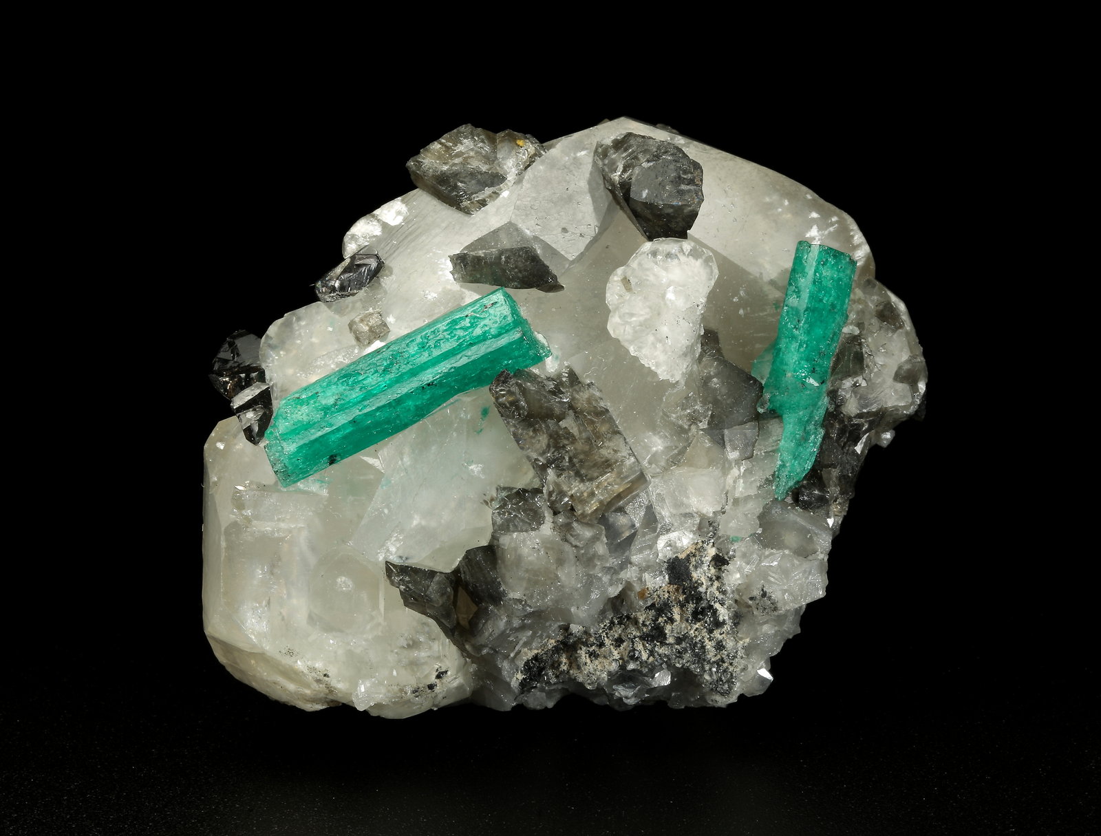 Beryl (variety emerald), Calcite, Dolomite
61x50x38mm, xls=22 & 17mm
(Autor: Fiebre Verde)