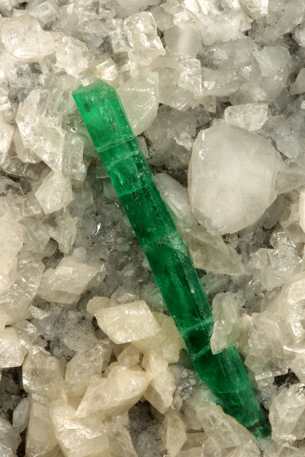 Beryl (variety emerald), Calcite
130x80x150mm, xl=53mm
(Autor: Fiebre Verde)