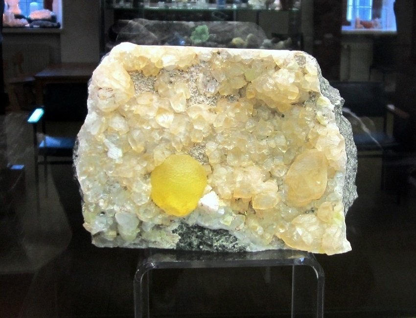 Prehnite on calcite
Specimen size 18 cm
(Autor: Tobi)