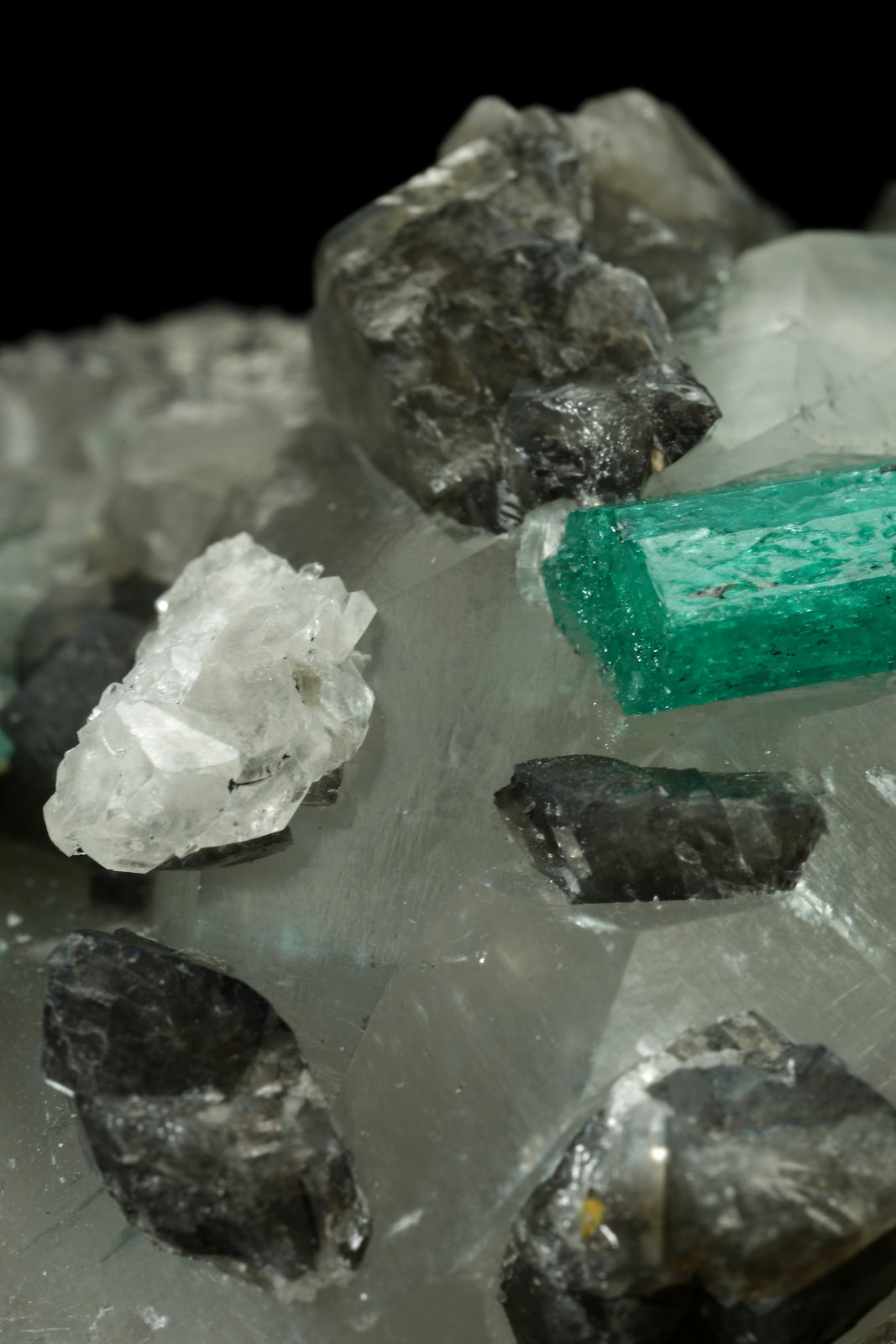 Beryl (variety emerald), Calcite, Dolomite
61x50x38mm, xls=22 & 17mm
(Autor: Fiebre Verde)
