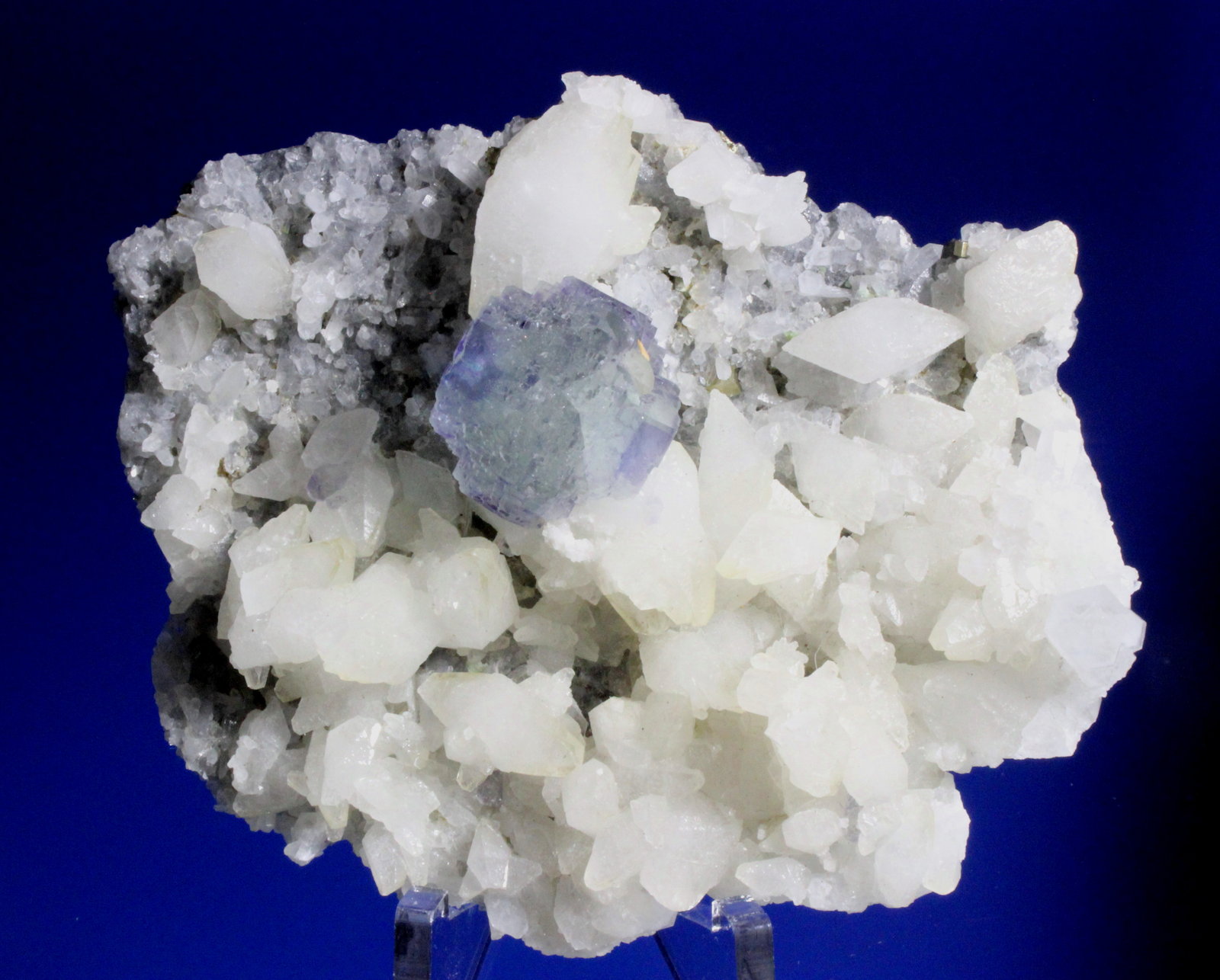 Fluorite, Calcite
7.3 x 6.5 cm
(Autor: Don Lum)