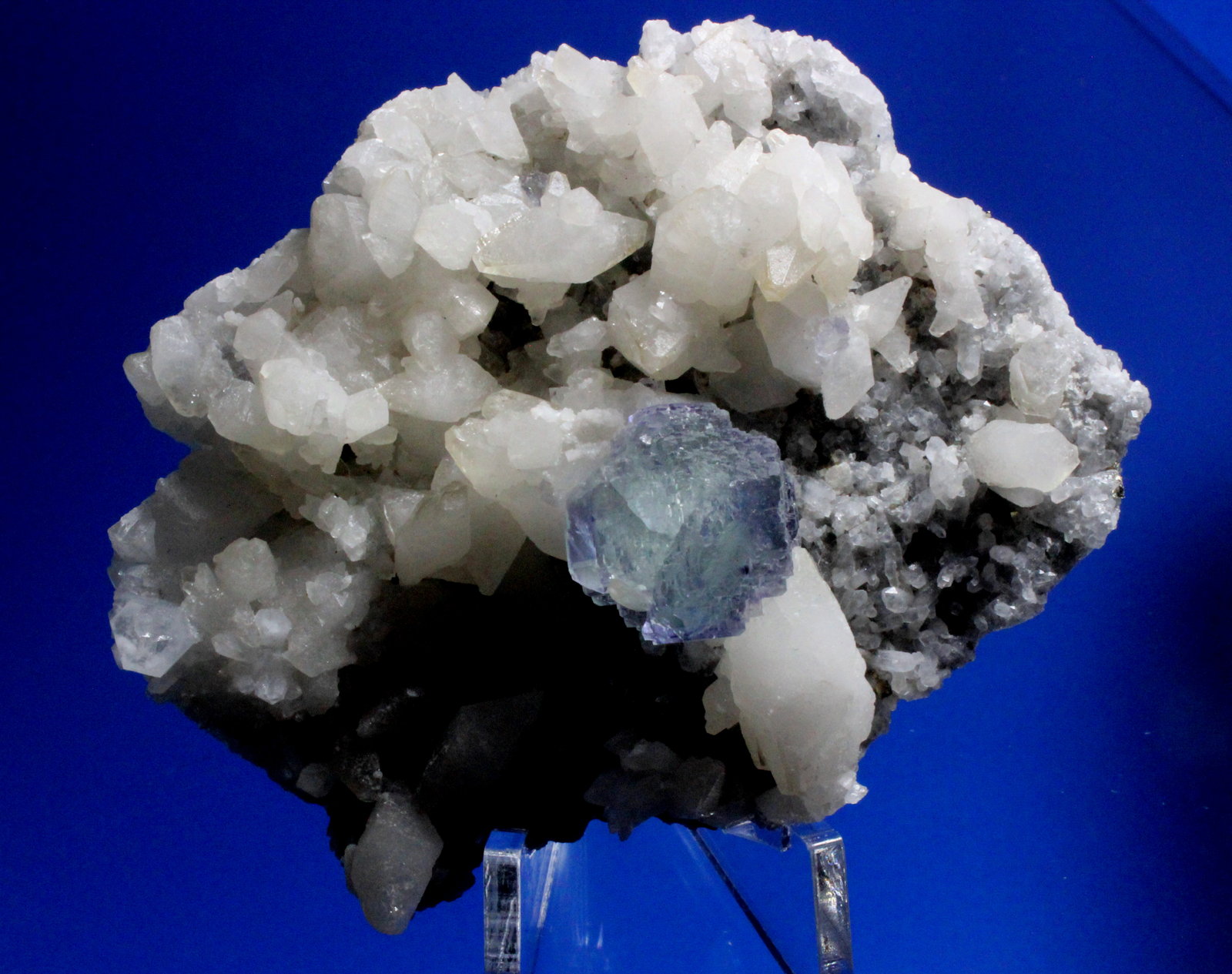 Fluorite, Calcite
7.3 x 6.5 cm
(Autor: Don Lum)