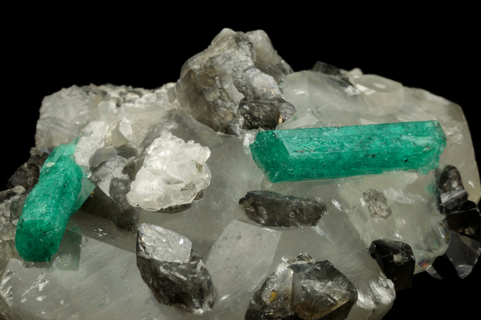 Beryl (variety emerald), Calcite, Dolomite
61x50x38mm, xls=22 & 17mm
(Autor: Fiebre Verde)