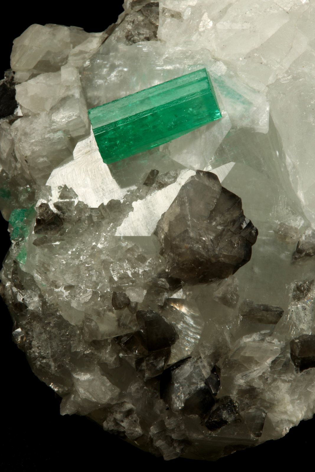 Beryl (variety emerald), Calcite
54x34x50mm, both xls=13mm
(Autor: Fiebre Verde)