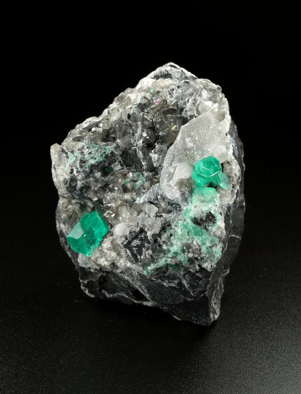 Beryl (variety emerald), Calcite, Dolomite
56x44x51mm, xls=7mm & 4mm
(Autor: Fiebre Verde)