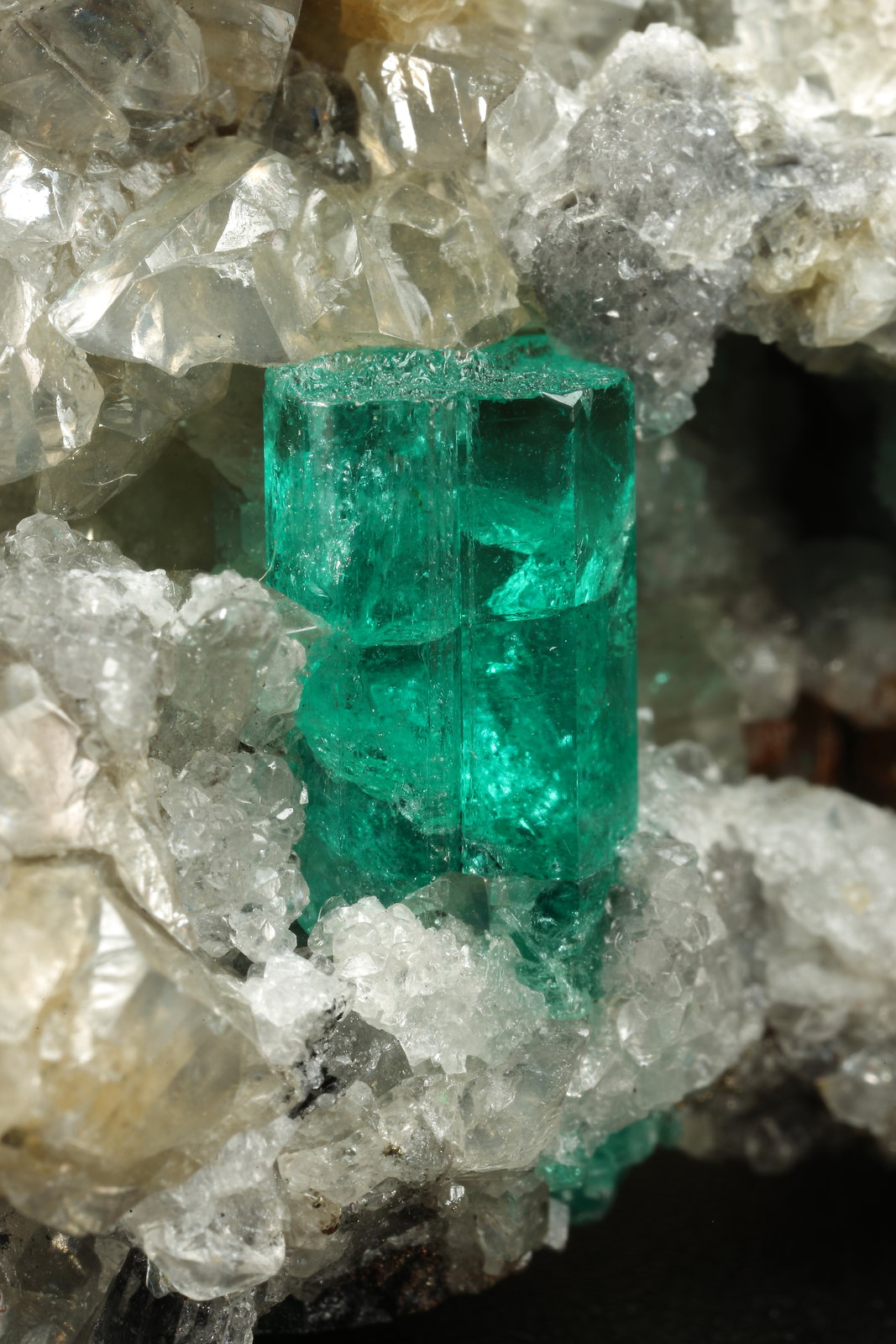 Beryl (variety emerald), Calcite, Dolomite, Pyrite
67x53x27mm, xl=11mm
(Autor: Fiebre Verde)
