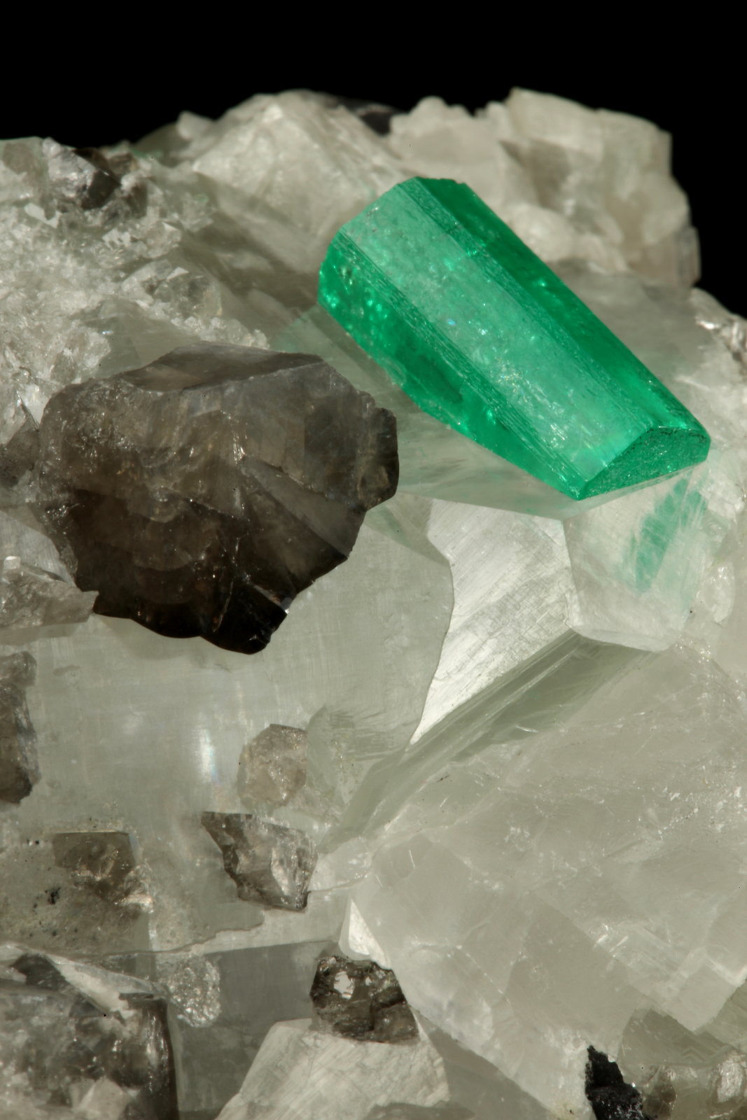 Beryl (variety emerald), Calcite
54x34x50mm, both xls=13mm
(Autor: Fiebre Verde)
