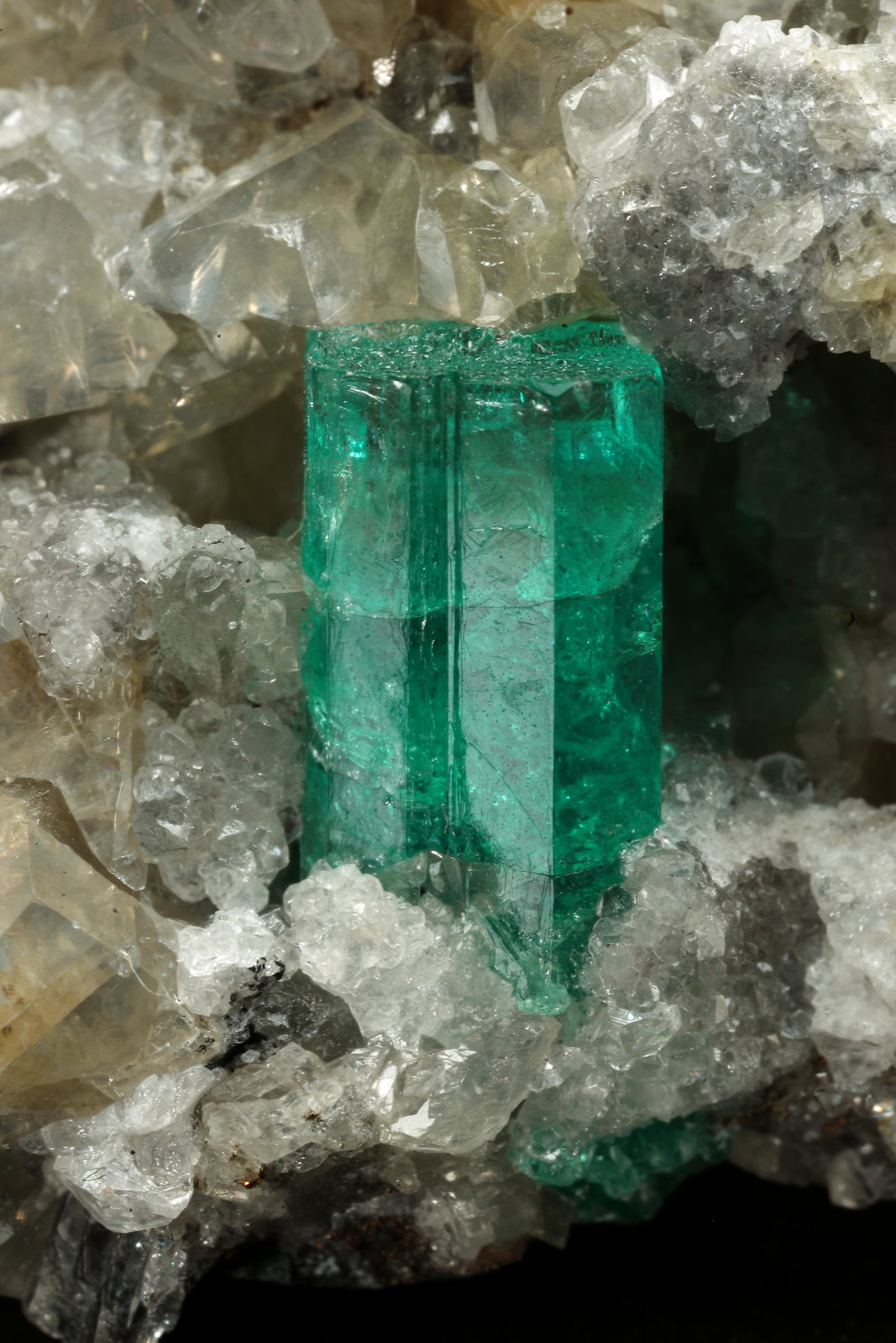 Beryl (variety emerald), Calcite, Dolomite, Pyrite
67x53x27mm, xl=11mm
(Autor: Fiebre Verde)
