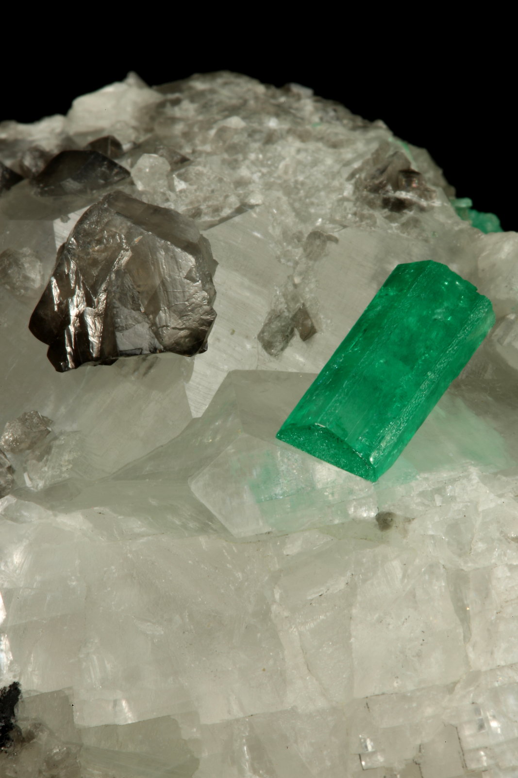 Beryl (variety emerald), Calcite
54x34x50mm, both xls=13mm
(Autor: Fiebre Verde)