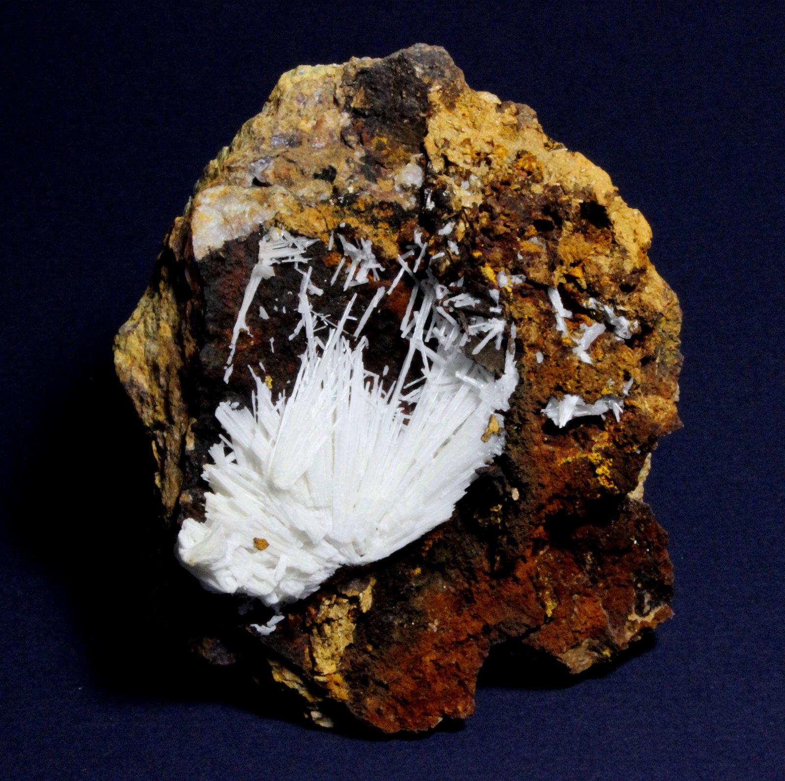 Cerussite
9.2 x 7.9 x 5.4 cm
(Autor: Don Lum)