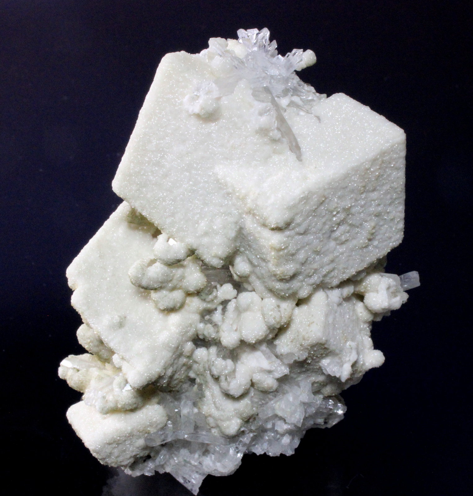 Dolomite rhombohedrons covered with calcite and additional quartz
7.0 x 6.0 x 6.0 cm
(Autor: Don Lum)