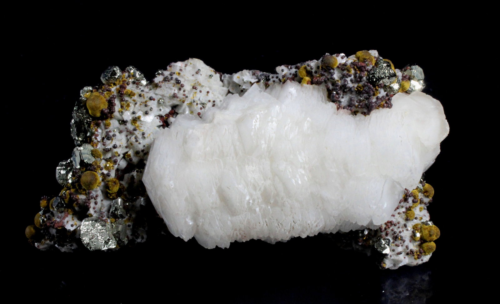 Calcite, Goethite, Hematite, Pyrite, Dolomite
10.2 x 5.5 x 4.7 cm
(Autor: Don Lum)