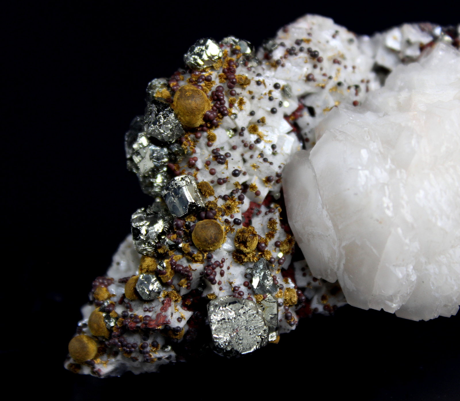 Calcite, Goethite, Hematite, Pyrite, Dolomite
10.2 x 5.5 x 4.7 cm
(Autor: Don Lum)