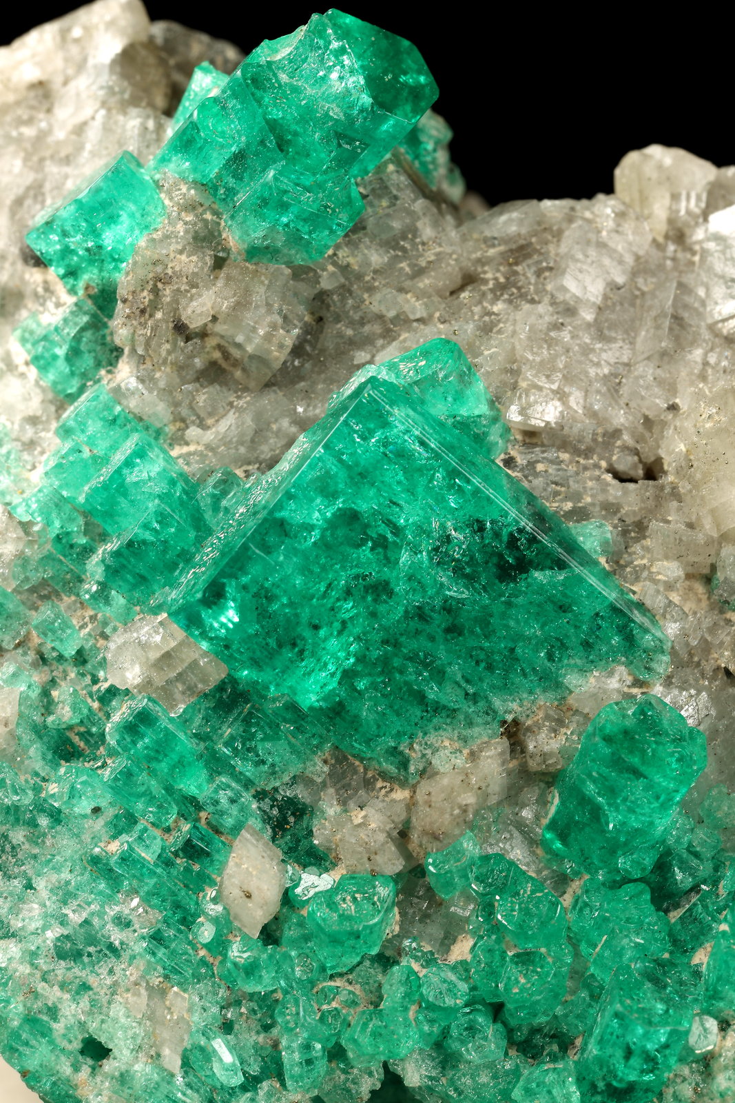 Beryl (variety emerald), Calcite, Muscovite
40x63x47mm, largest xl=14x11mm
(Autor: Fiebre Verde)