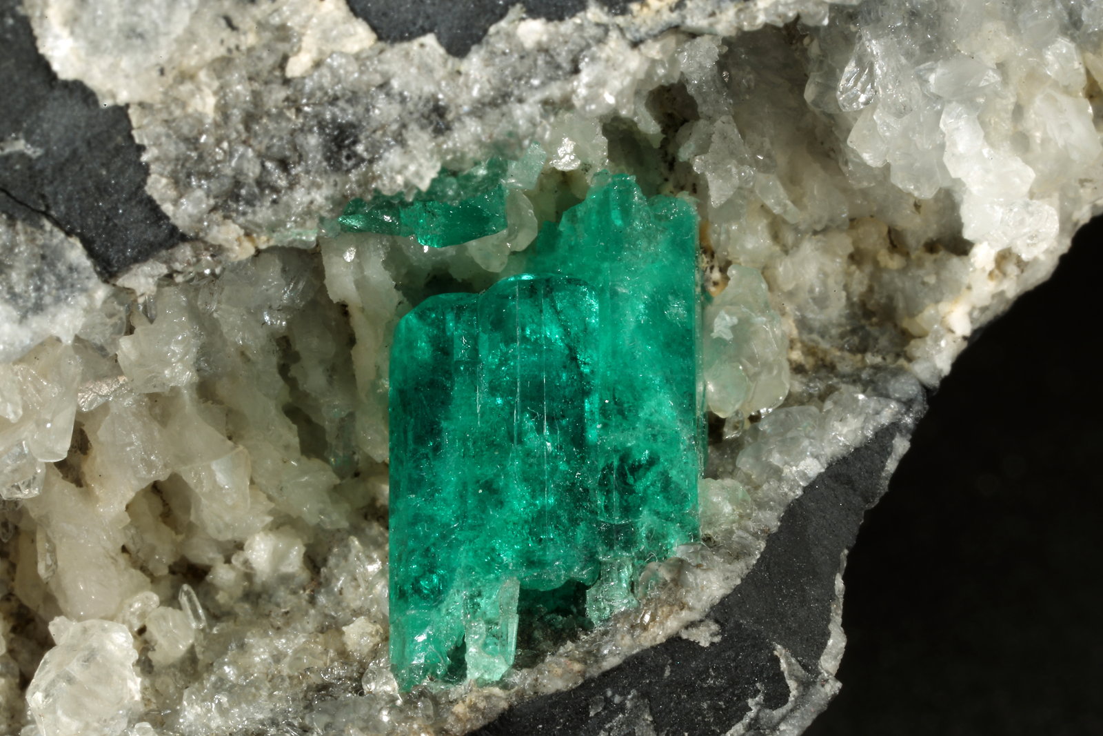 Beryl (variety emerald), Calcite, Quartz
120x55x28mm, aggregate=15x9mm
(Autor: Fiebre Verde)