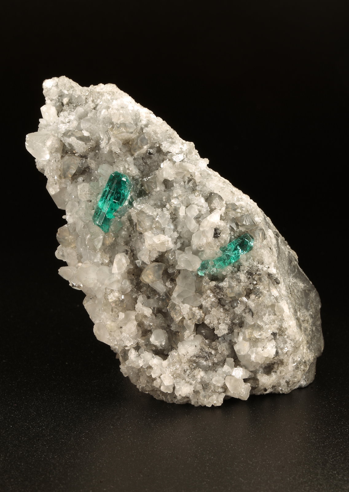 Beryl (variety emerald), Calcite, Dolomite, Pyrite
78x40x34mm, xls=12 & 11mm
(Autor: Fiebre Verde)