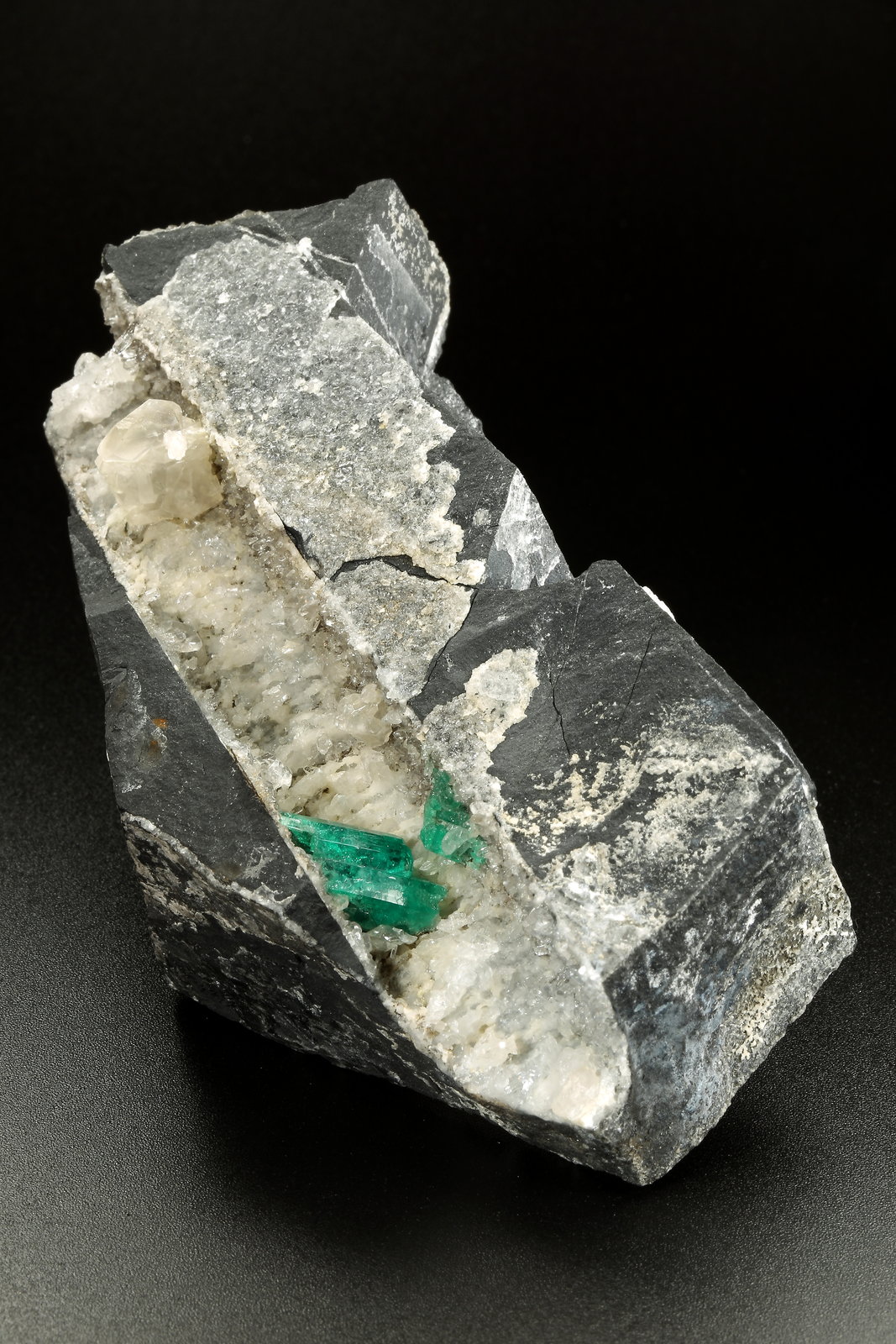 Beryl (variety emerald), Calcite, Quartz
120x55x28mm, aggregate=15x9mm
(Autor: Fiebre Verde)