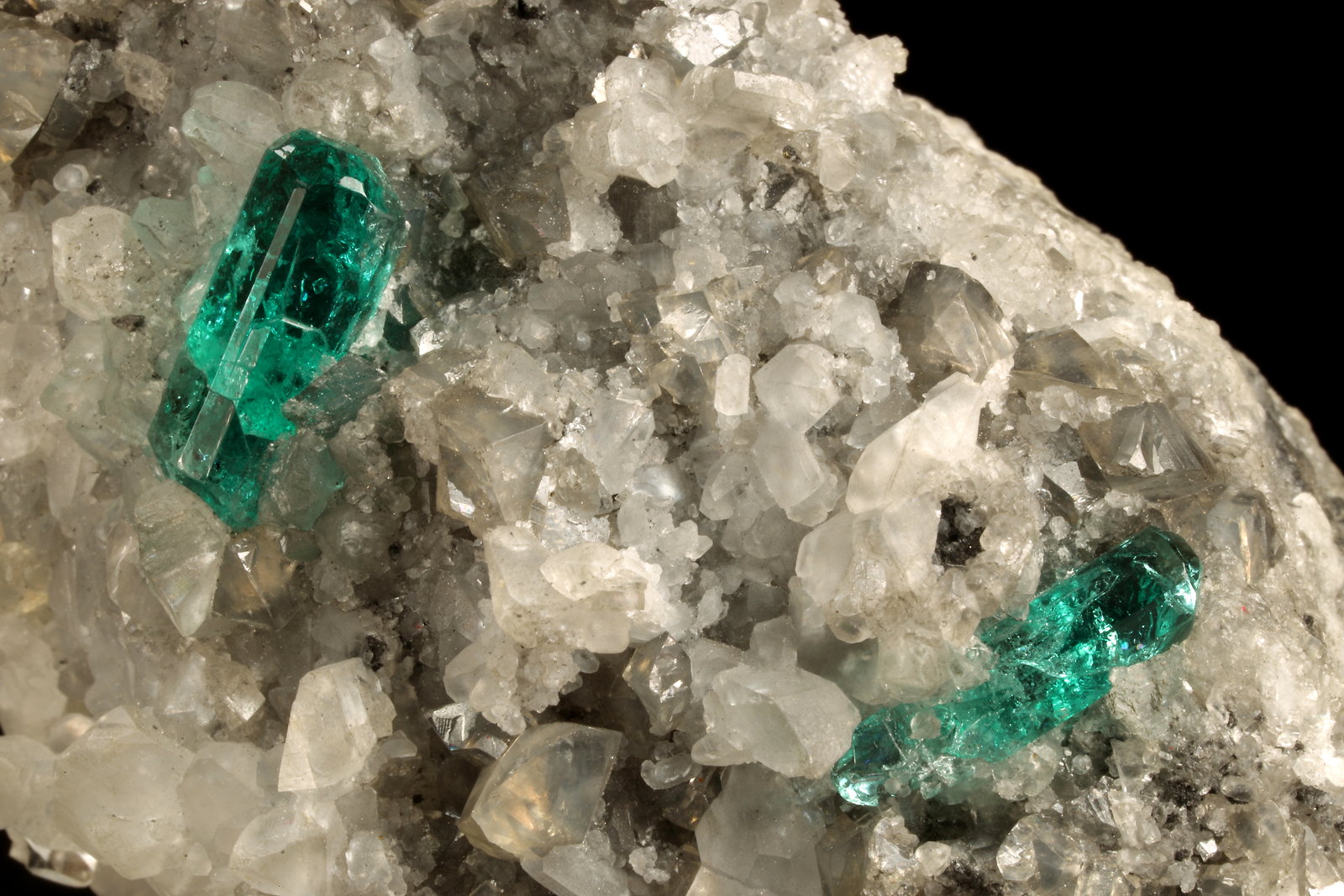 Beryl (variety emerald), Calcite, Dolomite, Pyrite
78x40x34mm, xls=12 & 11mm
(Autor: Fiebre Verde)