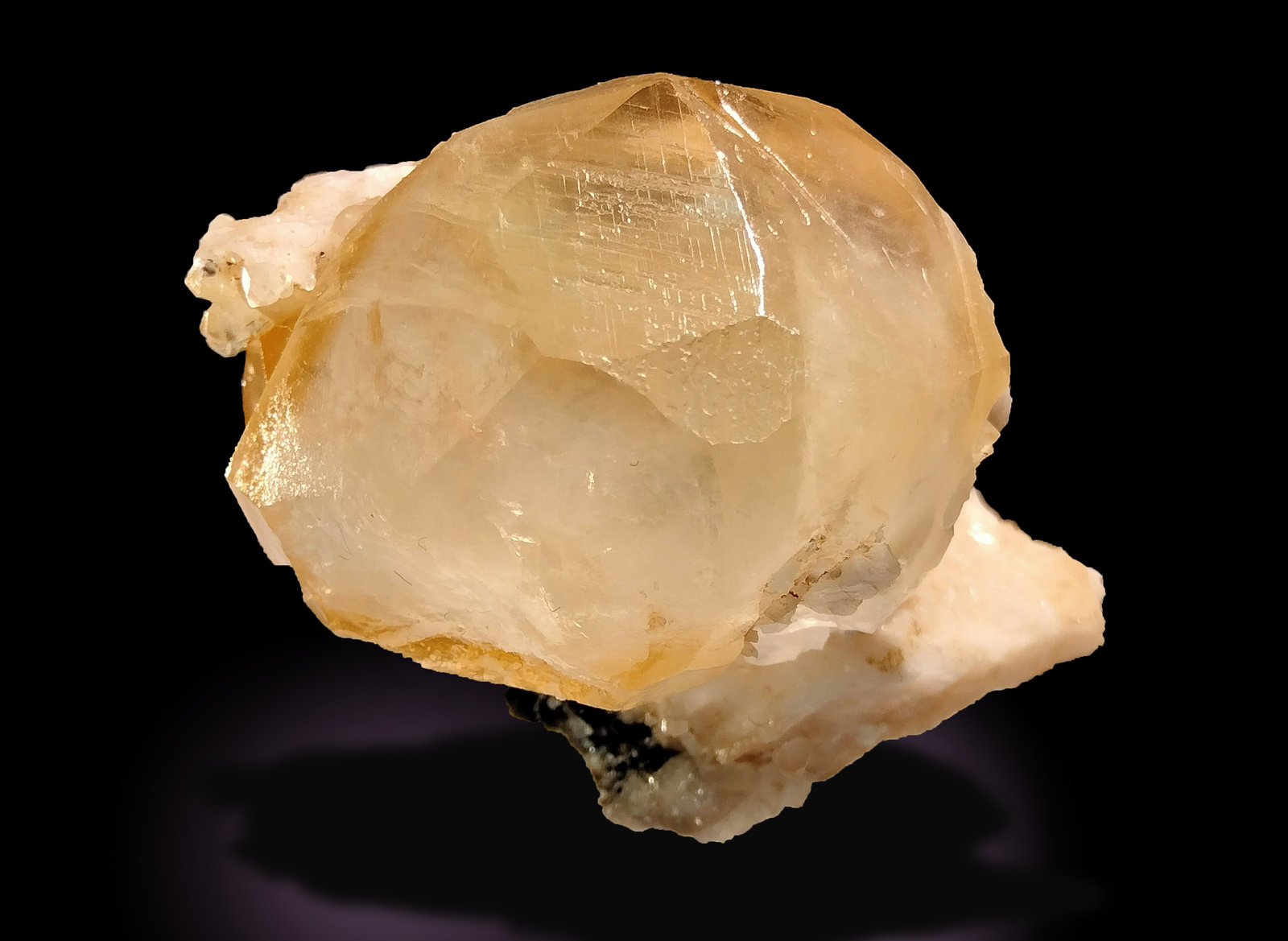 Calcite
47 mm x 38 mm x 35 mm. Calcite sphere is 35 mm diameter aproximately.
(Autor: Firmo Espinar)