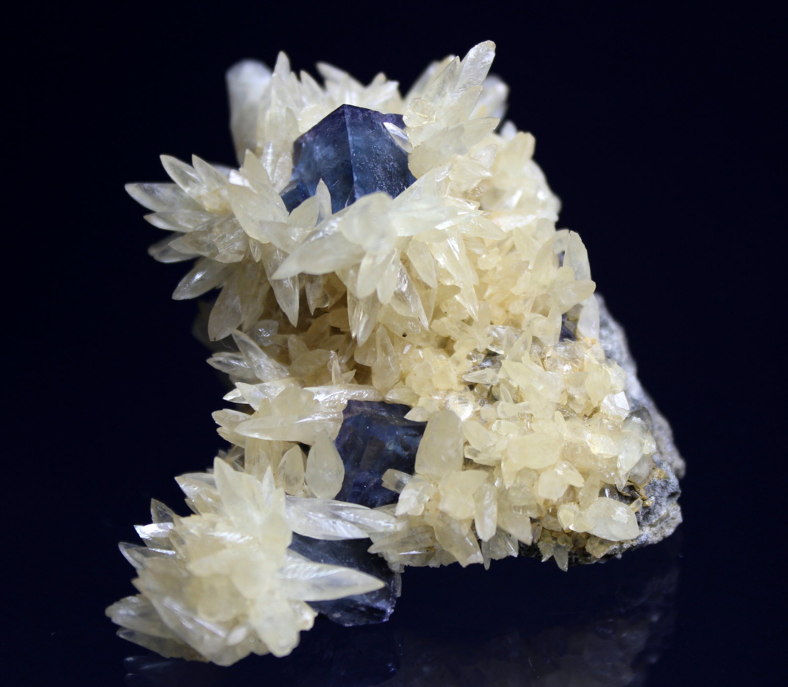 Fluorite, Calcite
5.3 x 4.8 x 5.2 cm
(Autor: Don Lum)