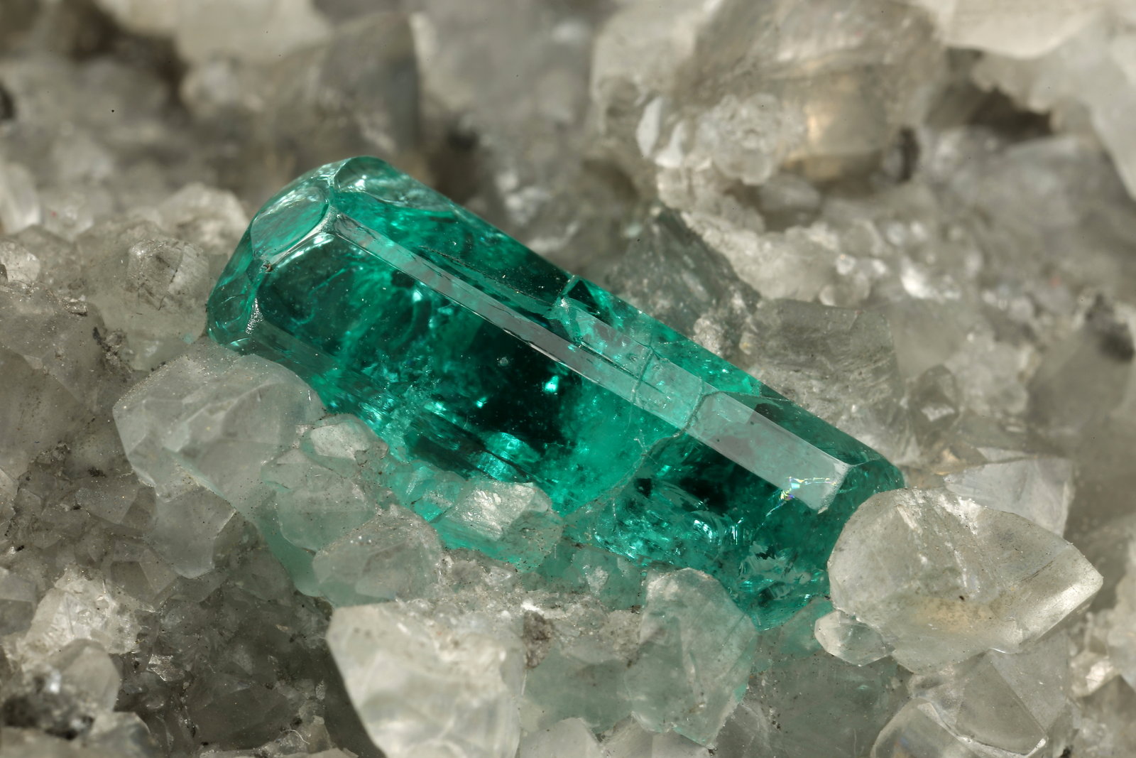 Beryl (variety emerald), Calcite, Dolomite, Pyrite
78x40x34mm, xls=12 & 11mm
(Autor: Fiebre Verde)