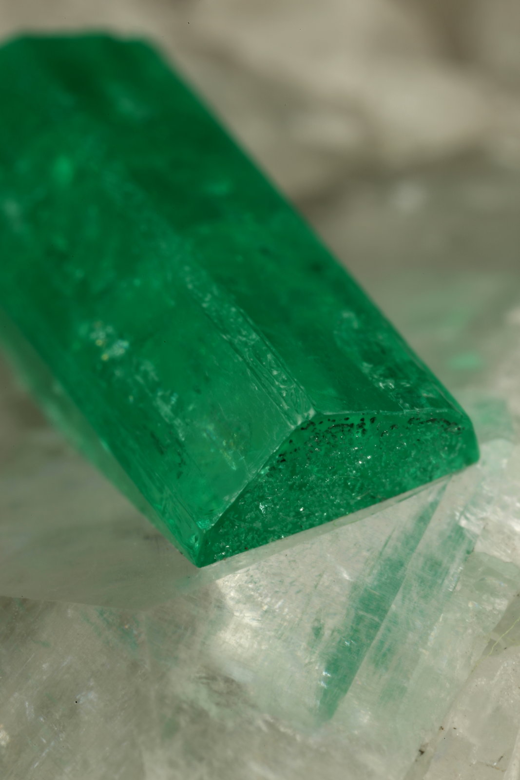 Beryl (variety emerald), Calcite
54x34x50mm, both xls=13mm
(Autor: Fiebre Verde)