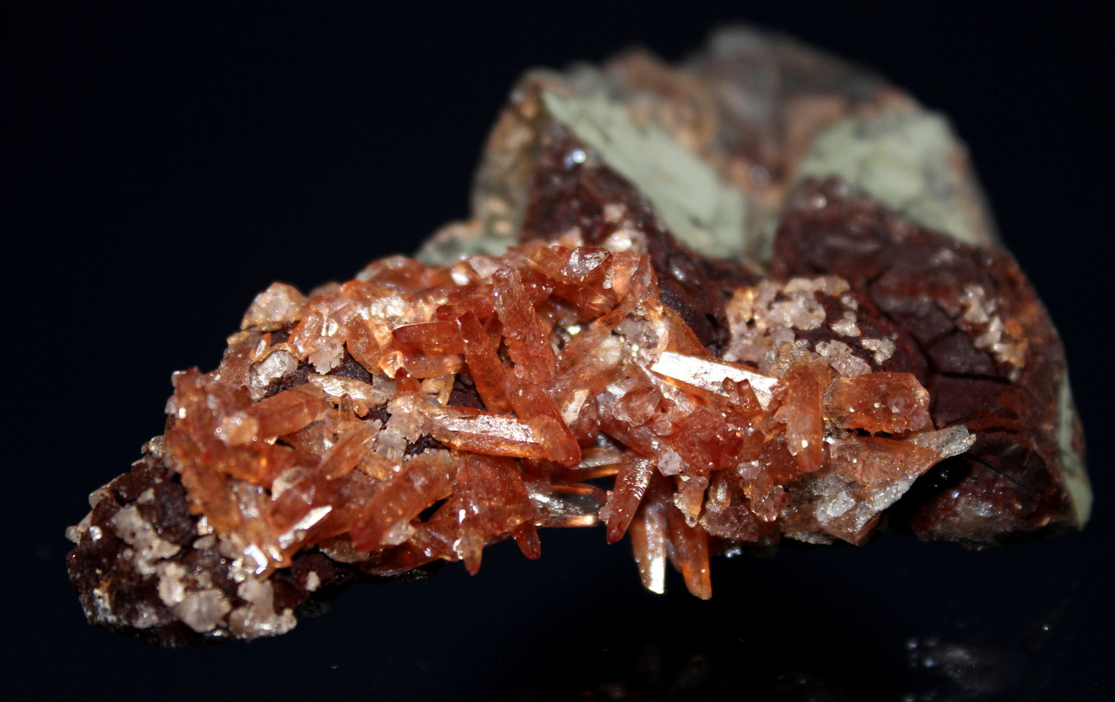 Rhodochrosite, Fluorite
7.4 x 4.4 cm
(Autor: Don Lum)