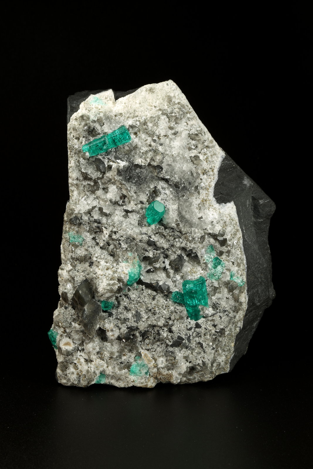 Beryl (variety emerald), Albite (variety cleavelandite), Dolomite, Pyrite
94x73x49mm, main xls=15 & 13mm
(Autor: Fiebre Verde)