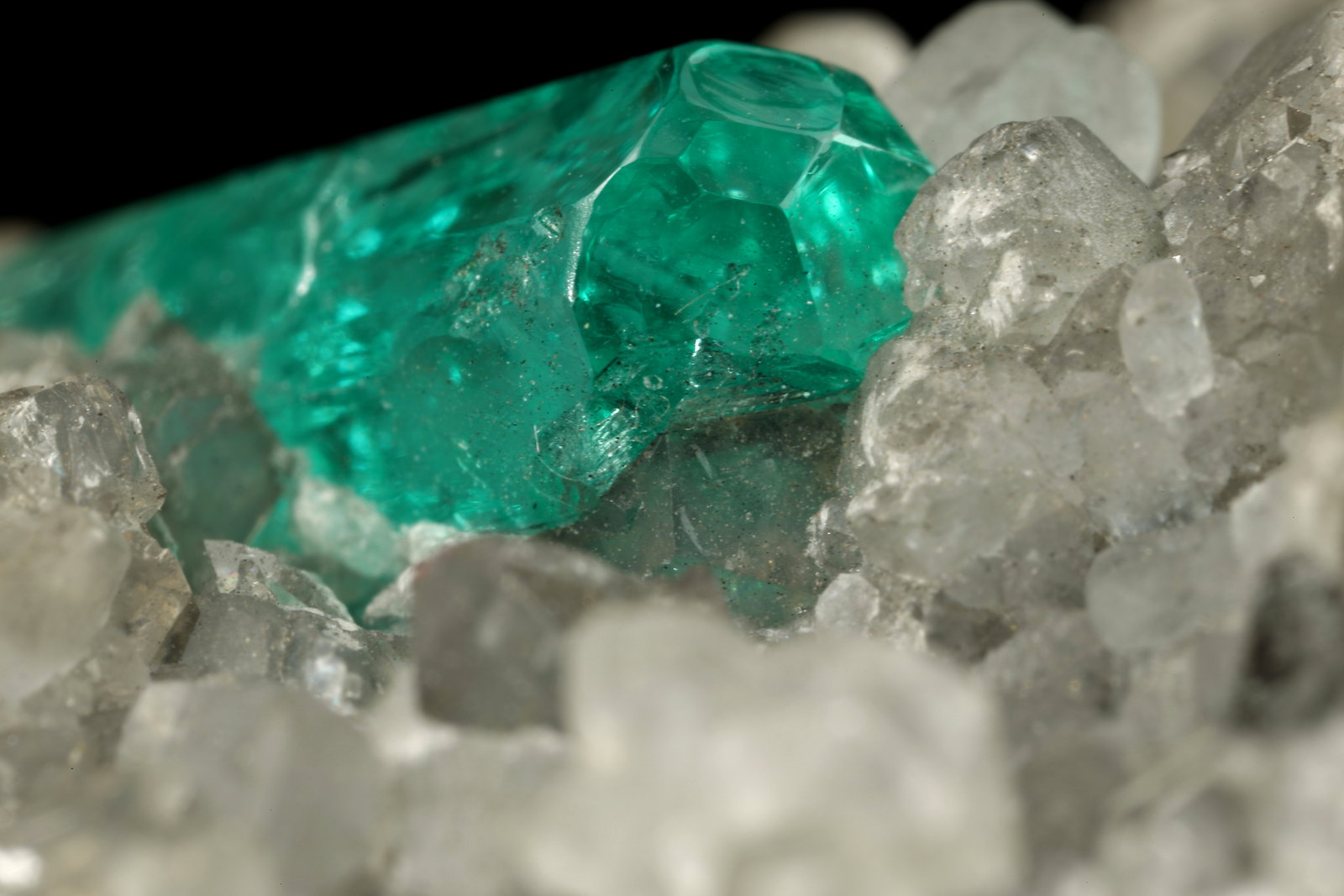 Beryl (variety emerald), Calcite, Dolomite, Pyrite
78x40x34mm, xls=12 & 11mm
(Autor: Fiebre Verde)