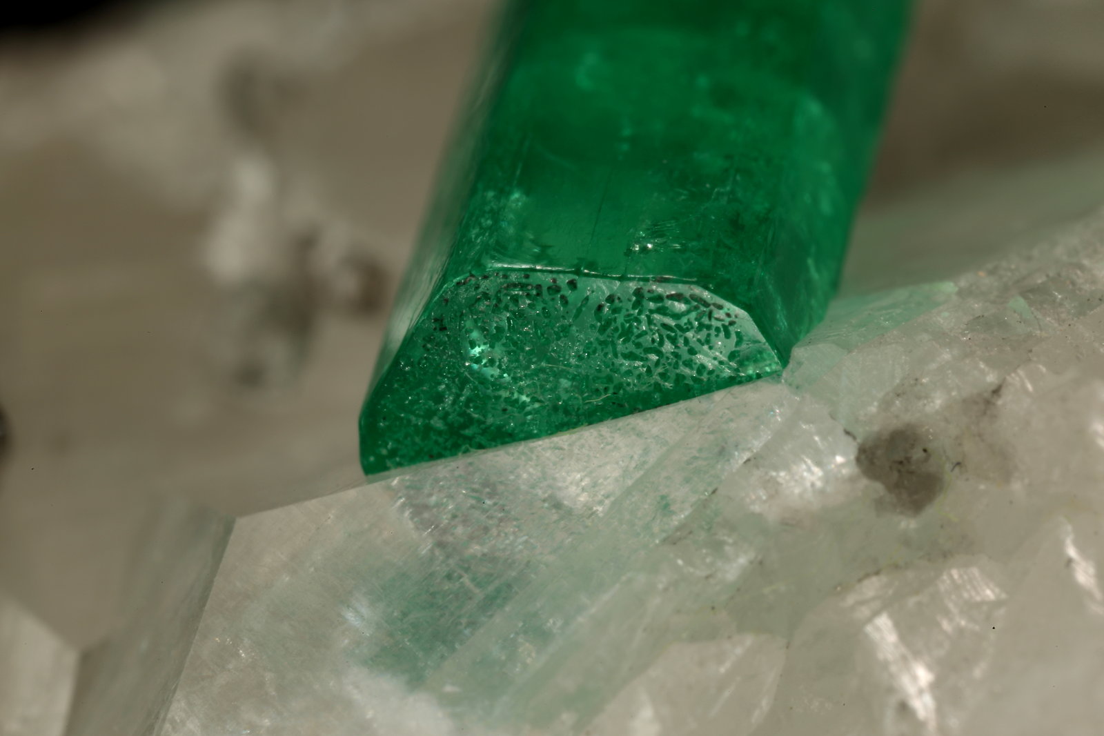 Beryl (variety emerald), Calcite
54x34x50mm, both xls=13mm
(Autor: Fiebre Verde)