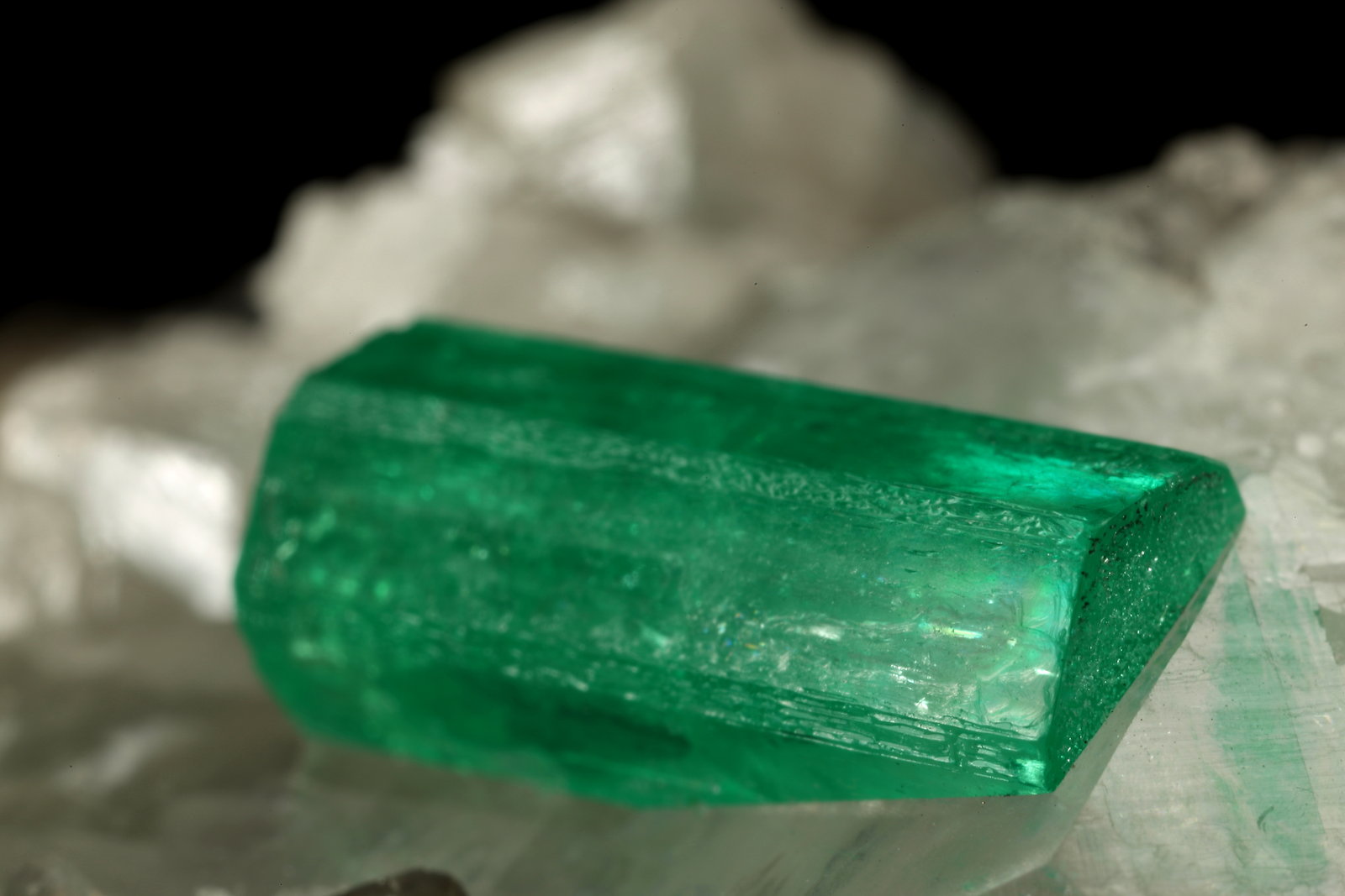 Beryl (variety emerald), Calcite
54x34x50mm, both xls=13mm
(Autor: Fiebre Verde)
