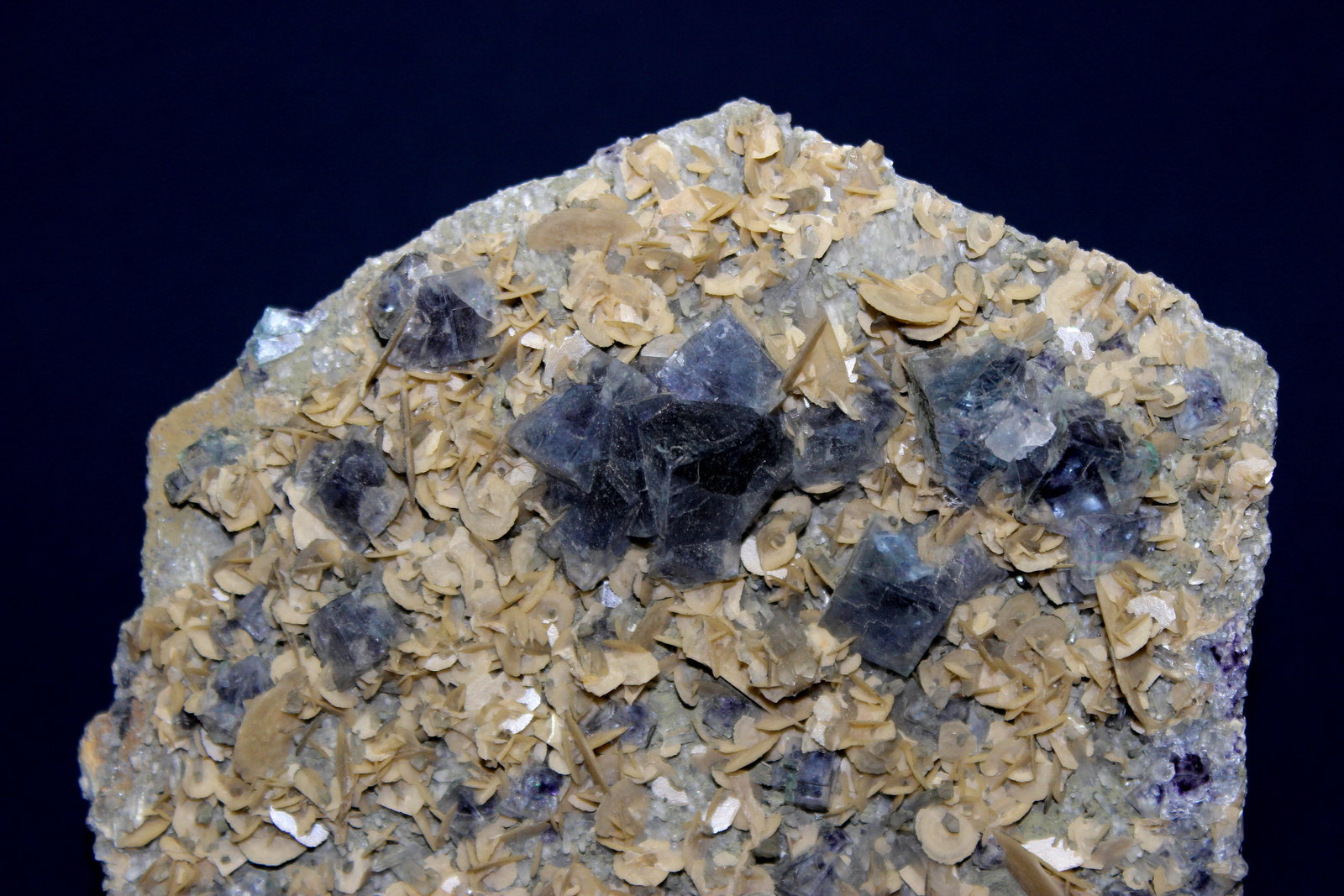 Fluorite, Siderite
15.7 x 12.3 cm
(Autor: Don Lum)