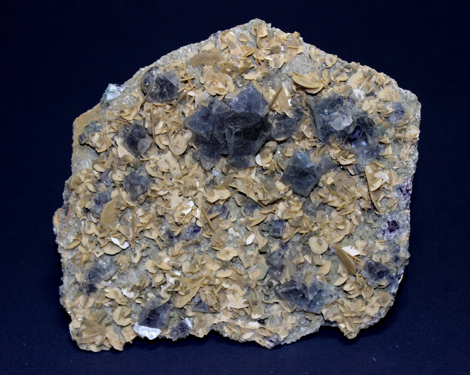 Fluorite, Siderite
15.7 x 12.3 cm
(Autor: Don Lum)