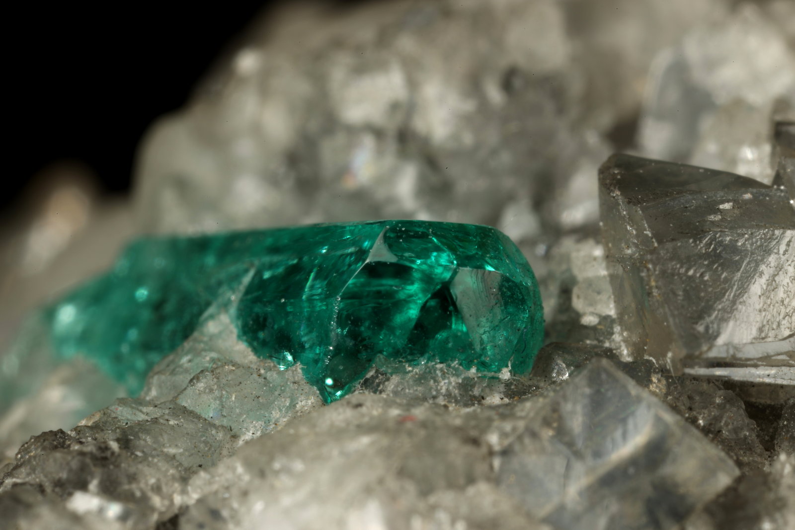 Beryl (Var. Emerald), Calcite, Dolomite, Pyrite
78x40x34mm, xls=12 & 11mm
(Autor: Fiebre Verde)
