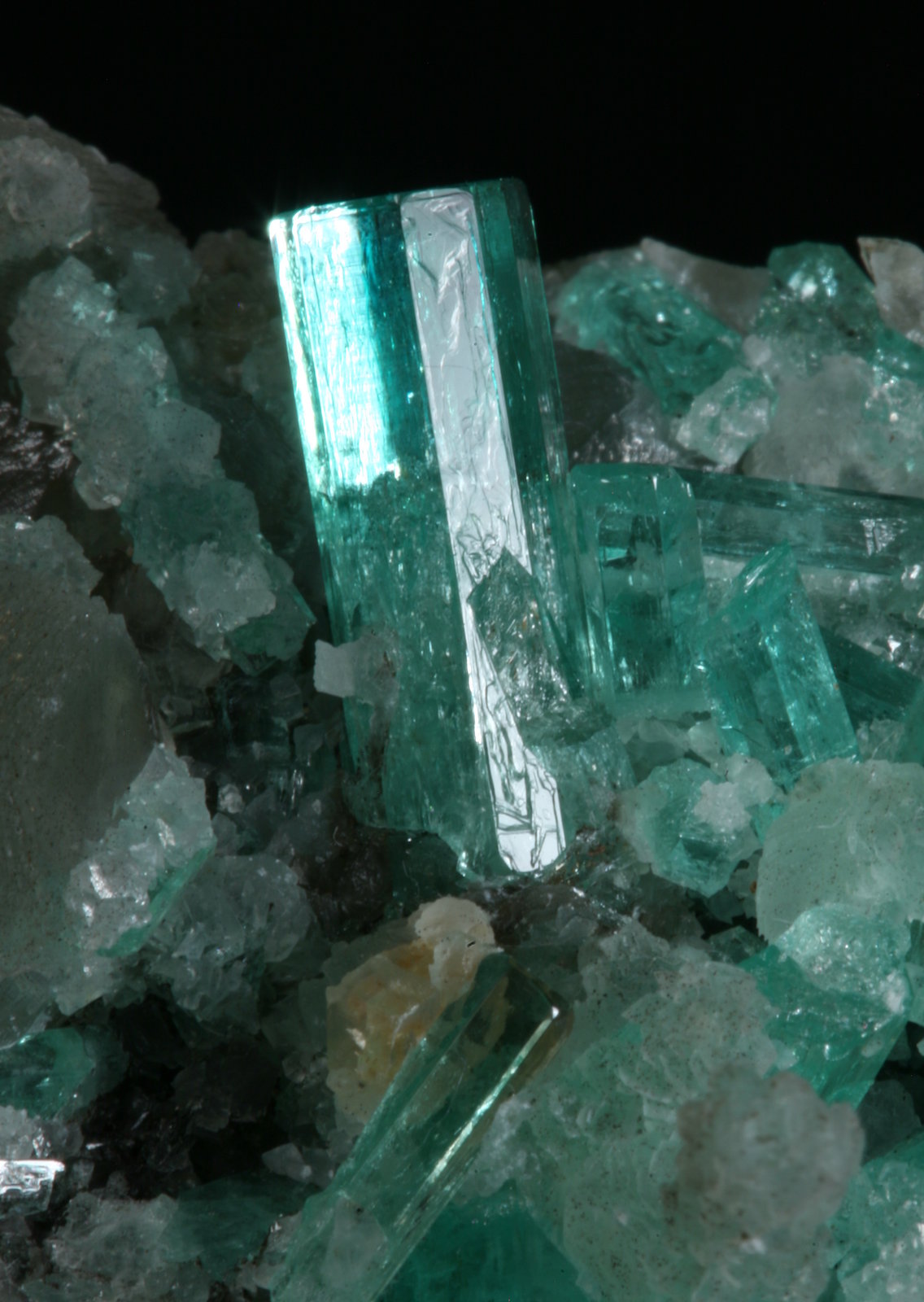 Beryl (variety emerald), Calcite
85x80x60mm - Detail
(Autor: Fiebre Verde)