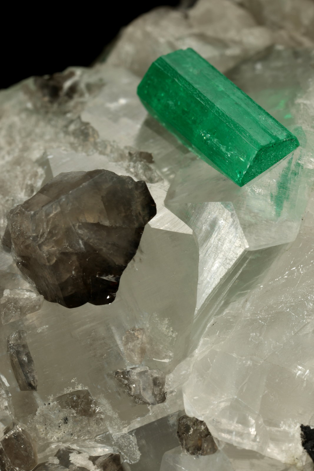 Beryl (variety emerald), Calcite
54x34x50mm, both xls=13mm
(Autor: Fiebre Verde)