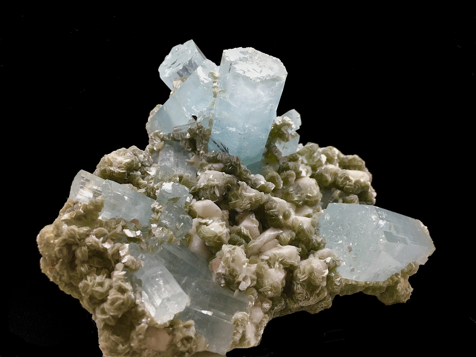 Beryl (variety aquamarine) on Muscovite and Albite
13 X 10 cm, biggest crystal 4.5 cm
(Autor: Jean Suffert)