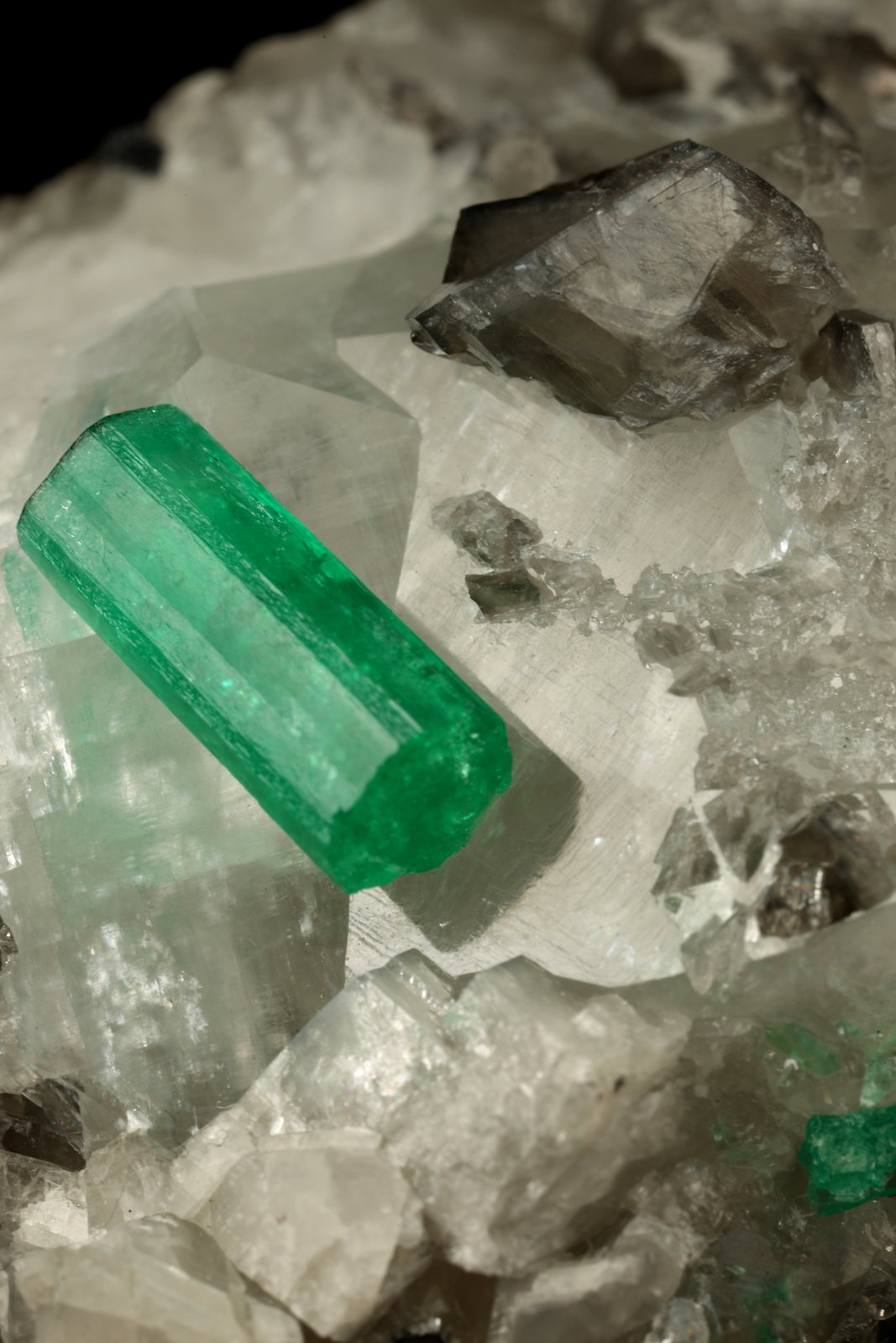 Beryl (variety emerald), Calcite
54x34x50mm, both xls=13mm
(Autor: Fiebre Verde)