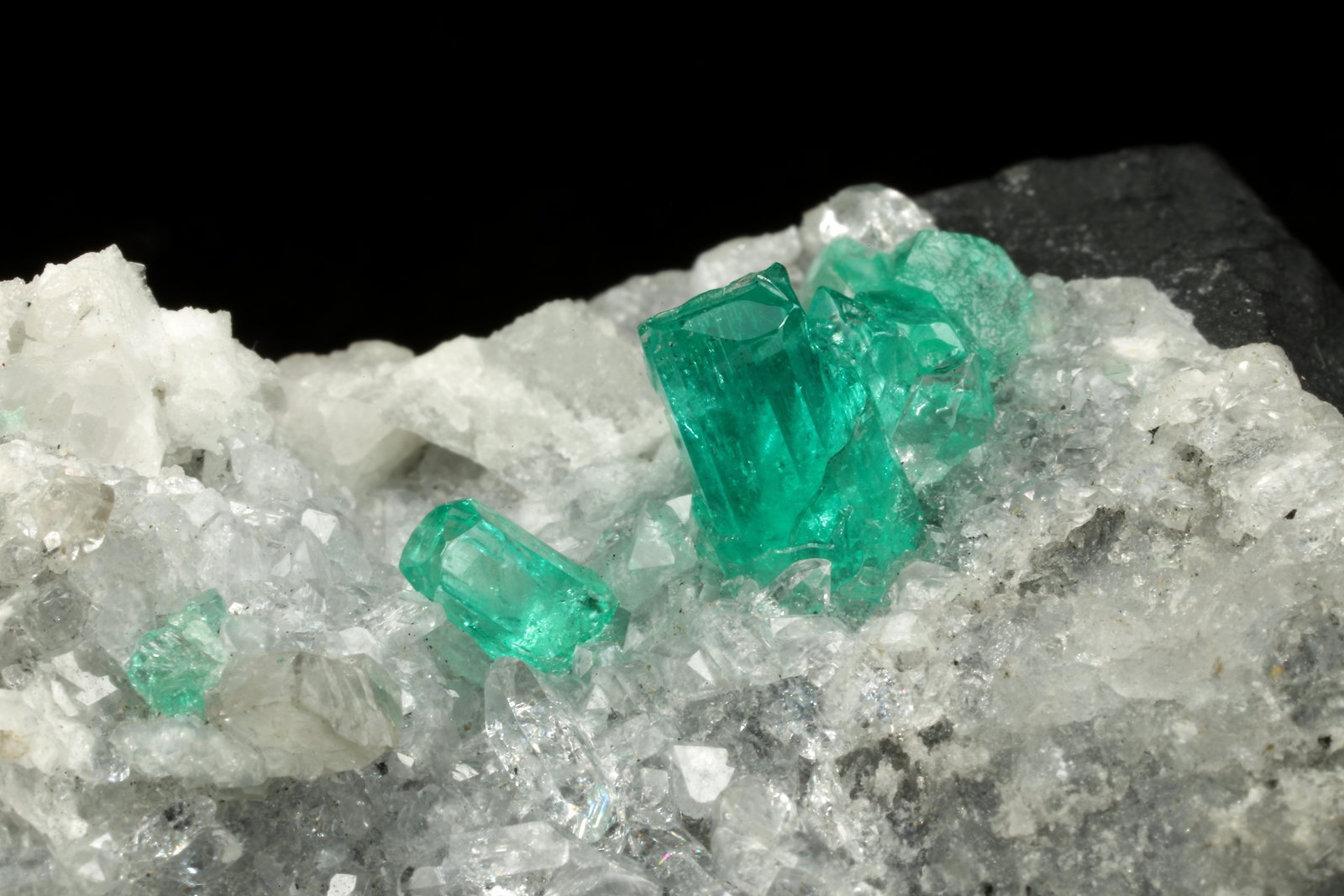 Beryl (variety emerald), Calcite, Quartz
43x68x27mm, largest xl=8mm
(Autor: Fiebre Verde)