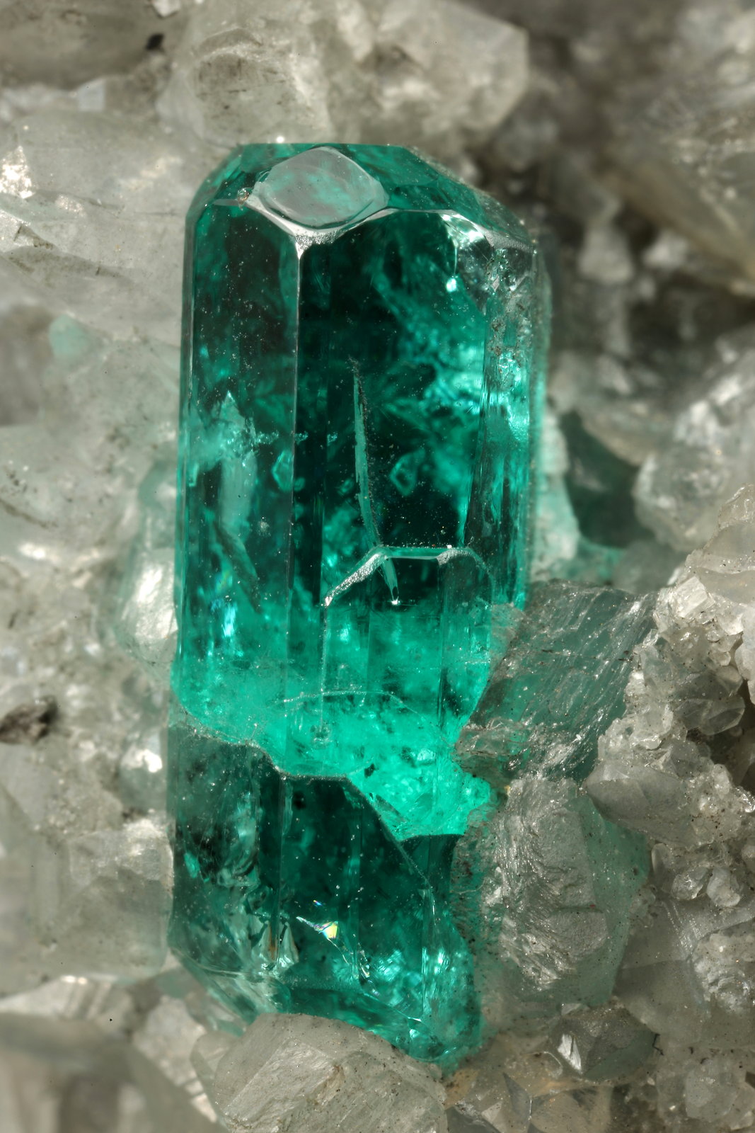 Beryl (variety emerald), Calcite, Dolomite, Pyrite
78x40x34mm, xls=12 & 11mm
(Autor: Fiebre Verde)