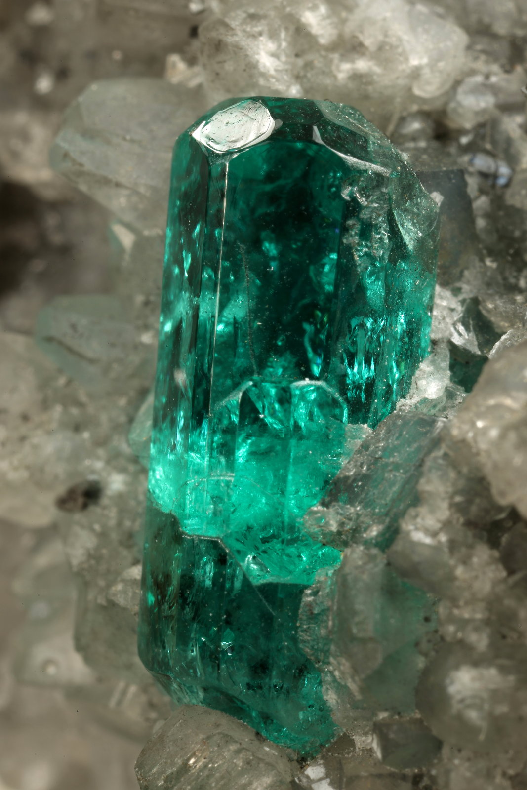 Beryl (variety emerald), Calcite, Dolomite, Pyrite
78x40x34mm, xls=12 & 11mm
(Autor: Fiebre Verde)