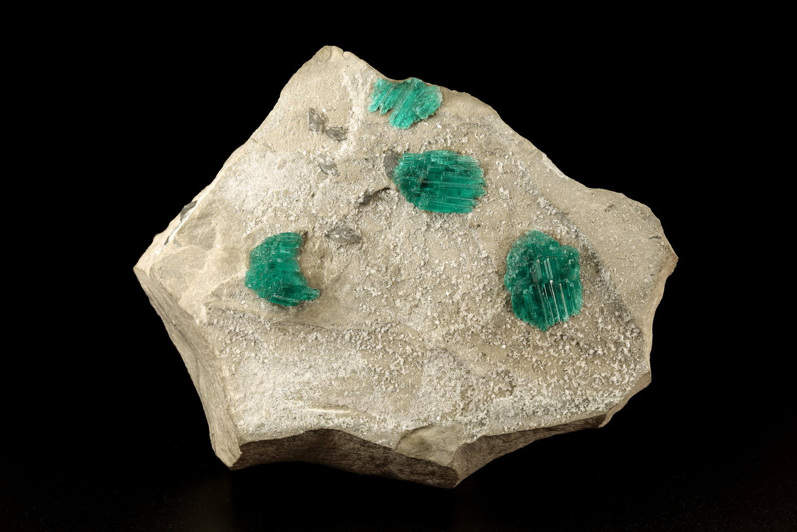 Beryl (variety emerald), Calcite, Dolomite, Pyrite
100x80x50mm, largest aggregate=17x13mm
(Autor: Fiebre Verde)