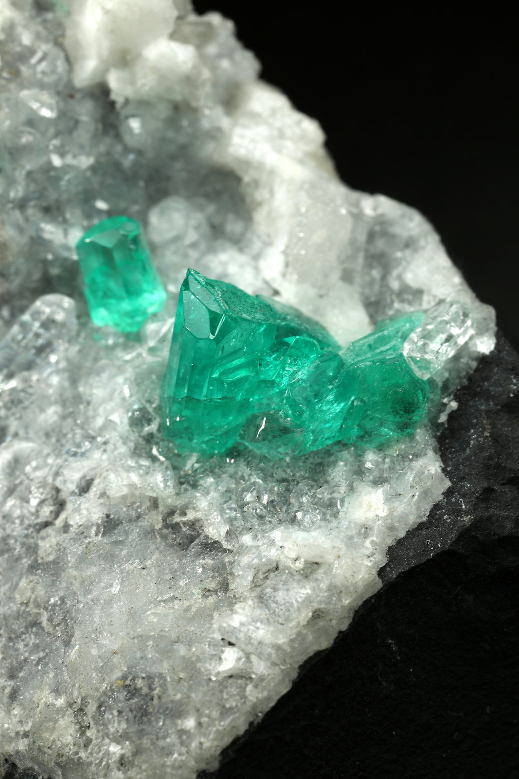 Beryl (variety emerald), Calcite, Quartz
43x68x27mm, largest xl=8mm
(Autor: Fiebre Verde)