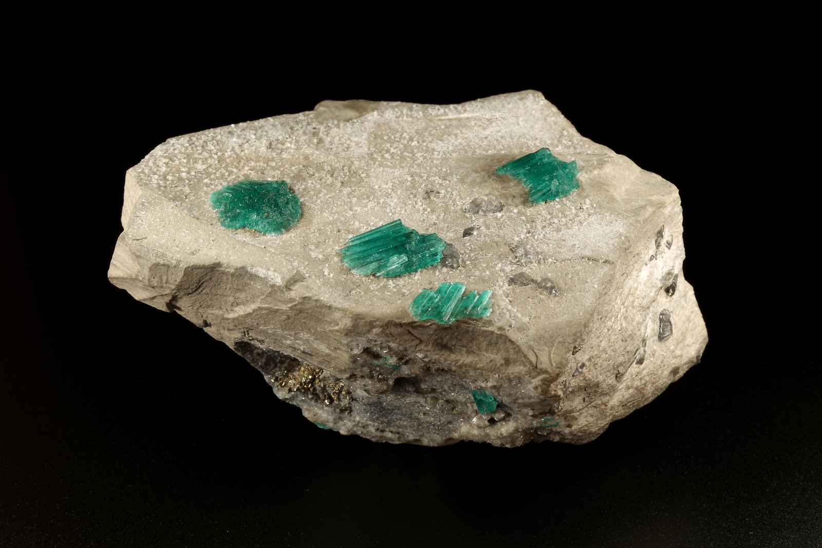 Beryl (variety emerald), Calcite, Dolomite, Pyrite
100x80x50mm, largest aggregate=17x13mm
(Autor: Fiebre Verde)