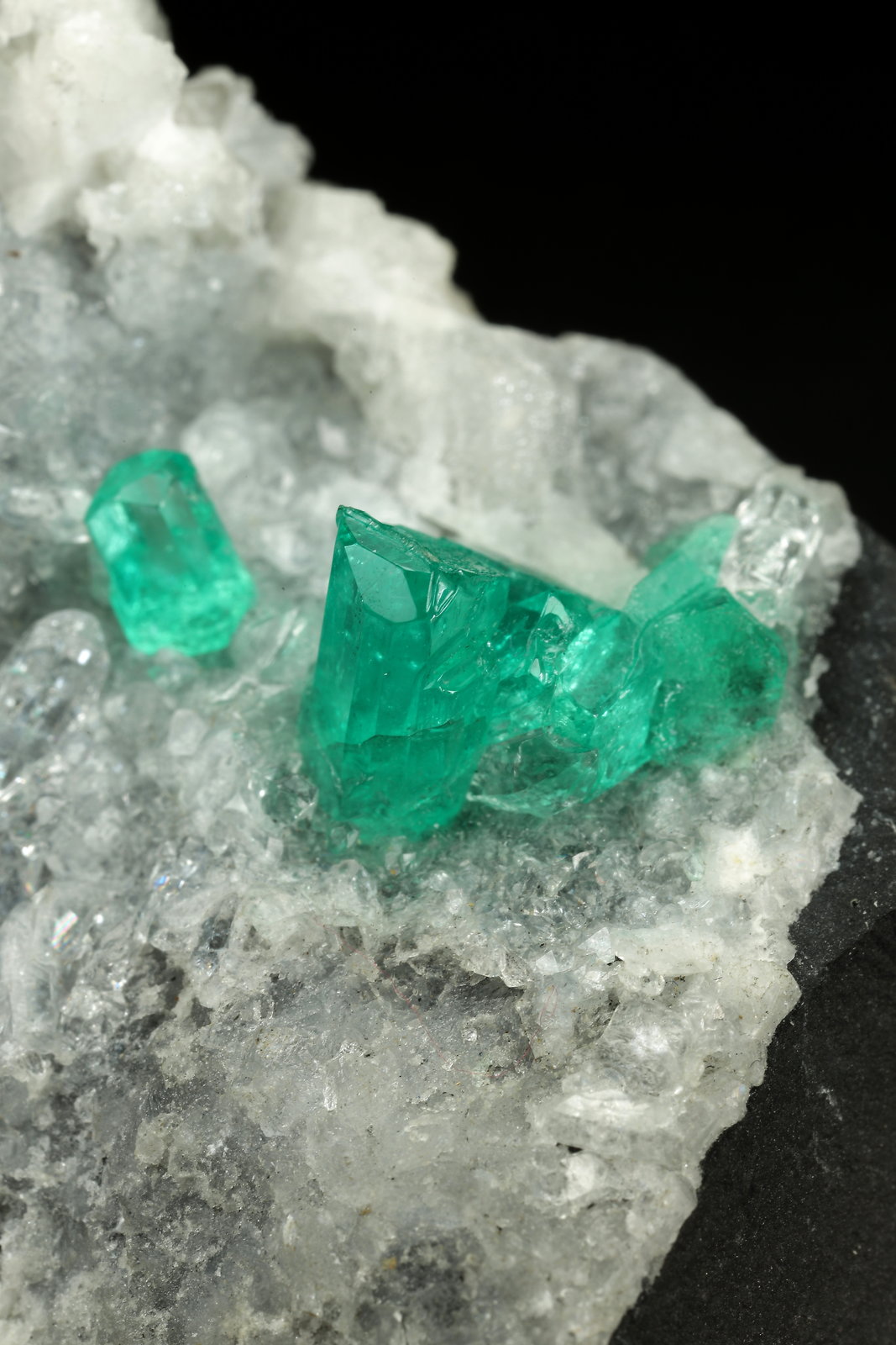 Beryl (variety emerald), Calcite, Quartz
43x68x27mm, largest xl=8mm
(Autor: Fiebre Verde)