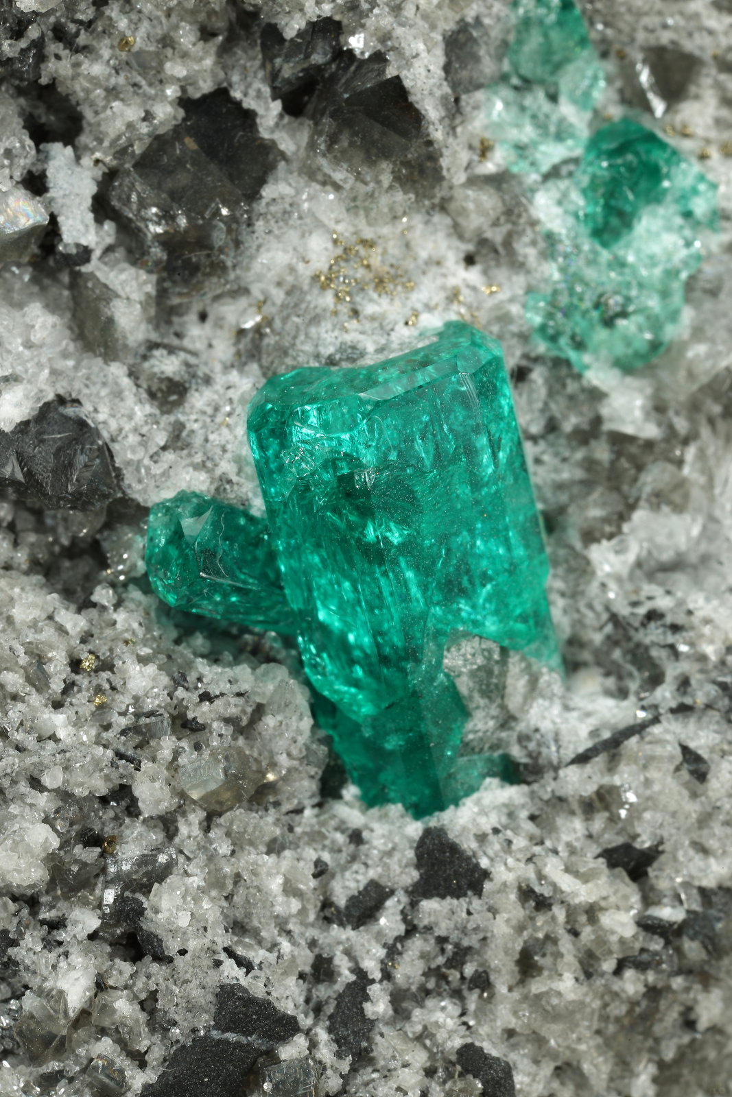 Beryl (variety emerald), Albite (variety cleavelandite), Dolomite, Pyrite
94x73x49mm, main xls=15 & 13mm
(Autor: Fiebre Verde)