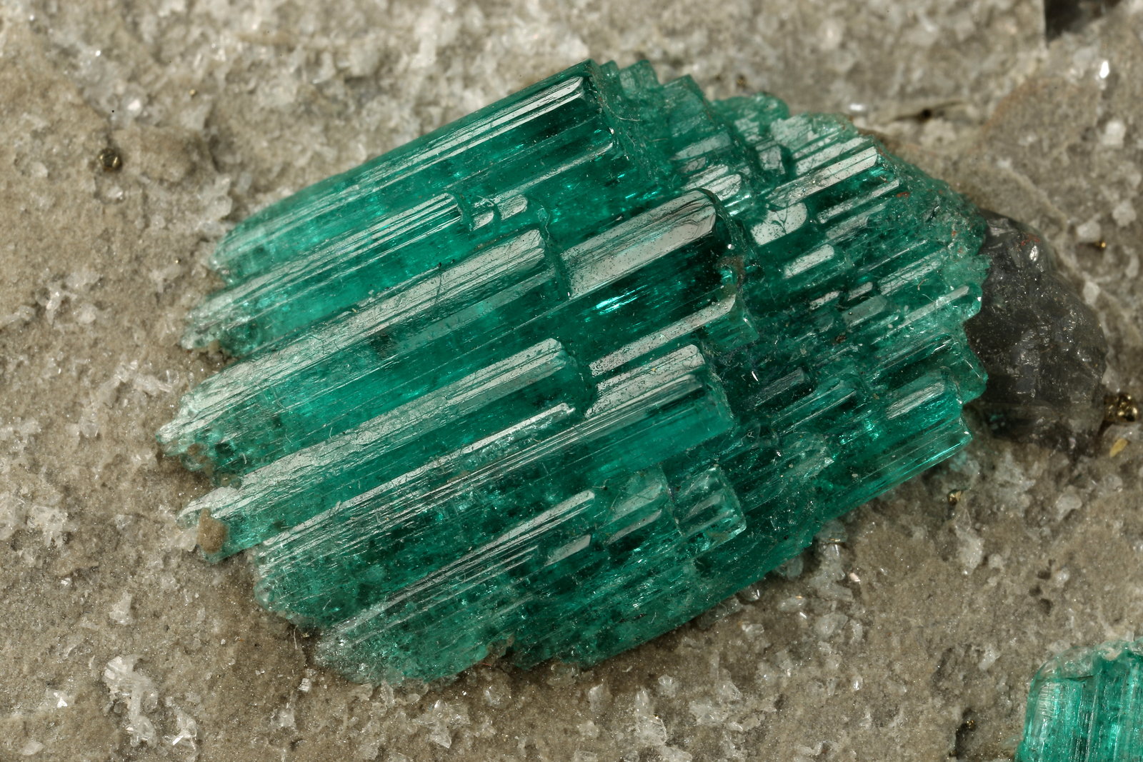 Beryl (variety emerald), Calcite, Dolomite, Pyrite
100x80x50mm, largest aggregate=17x13mm
(Autor: Fiebre Verde)