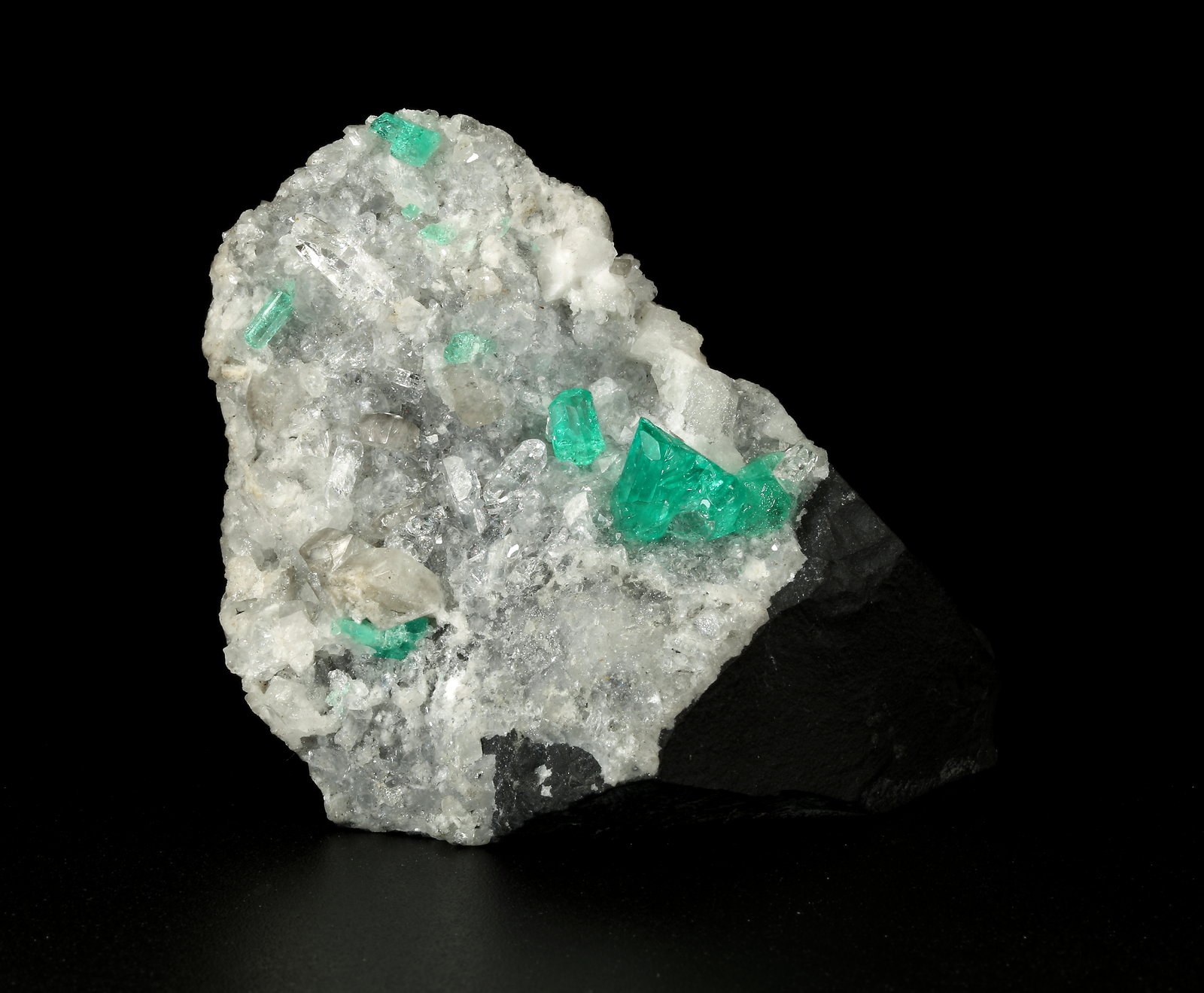 Beryl (variety emerald), Calcite, Quartz
43x68x27mm, largest xl=8mm
(Autor: Fiebre Verde)
